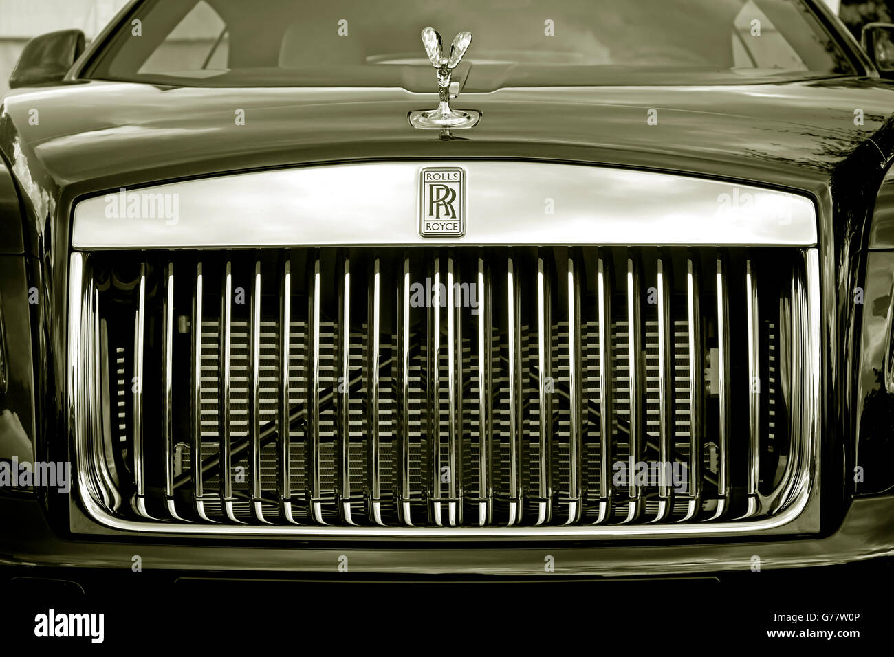 Vorderansicht des einen Rolls-Royce Wraith in schwarz & weiß mit gelben Farbton angewendet Stockfoto