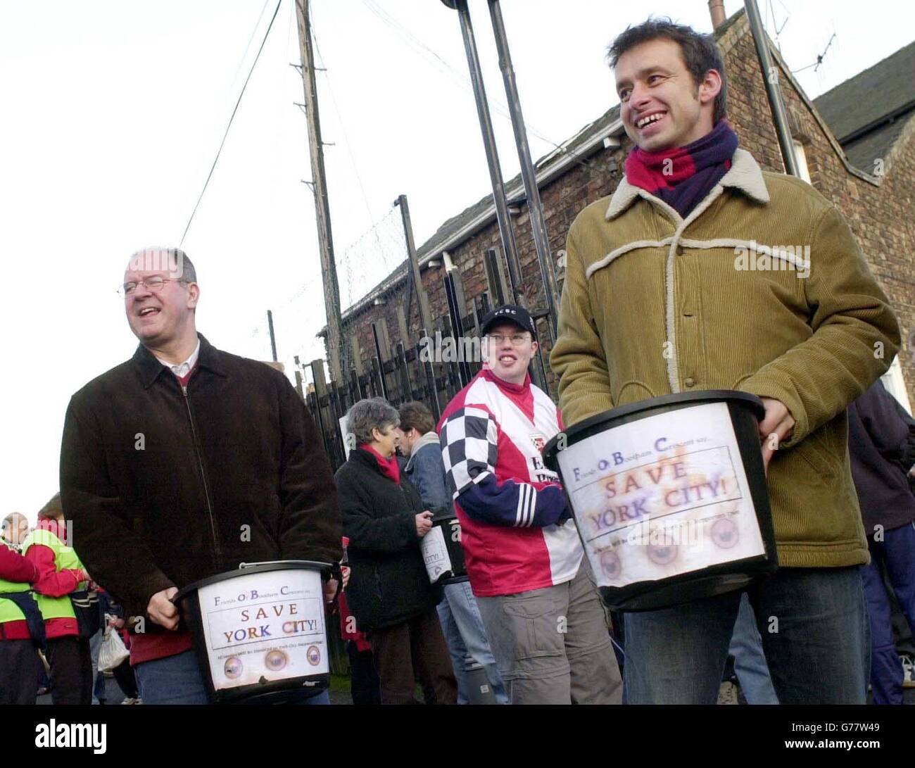 Ein York City Anhänger sammelt Geld in einem Versuch, das Leben des Cash-strapped Club vor ihrem Nationwide Division drei Spiel gegen Swansea in Bootham Crescent zu verlängern. KEINE INOFFIZIELLE CLUB-WEBSITE. Stockfoto