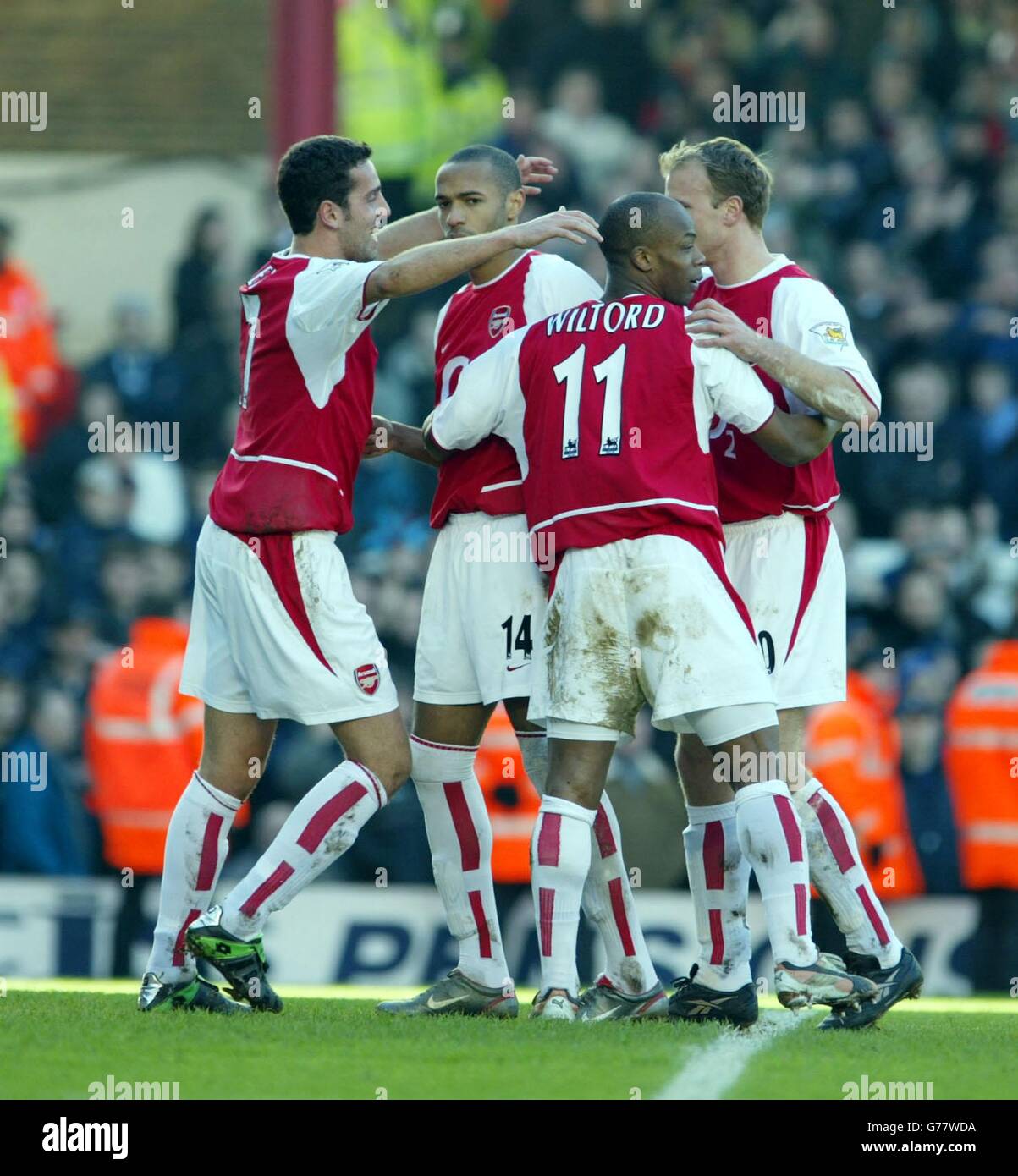 Thierry Henry von Arsenal (zweiter links), nachdem er während des Spiels der Barclaycard Premiership in Highbury im Norden Londons eine Strafe gegen West Ham erzielt hatte. Stockfoto