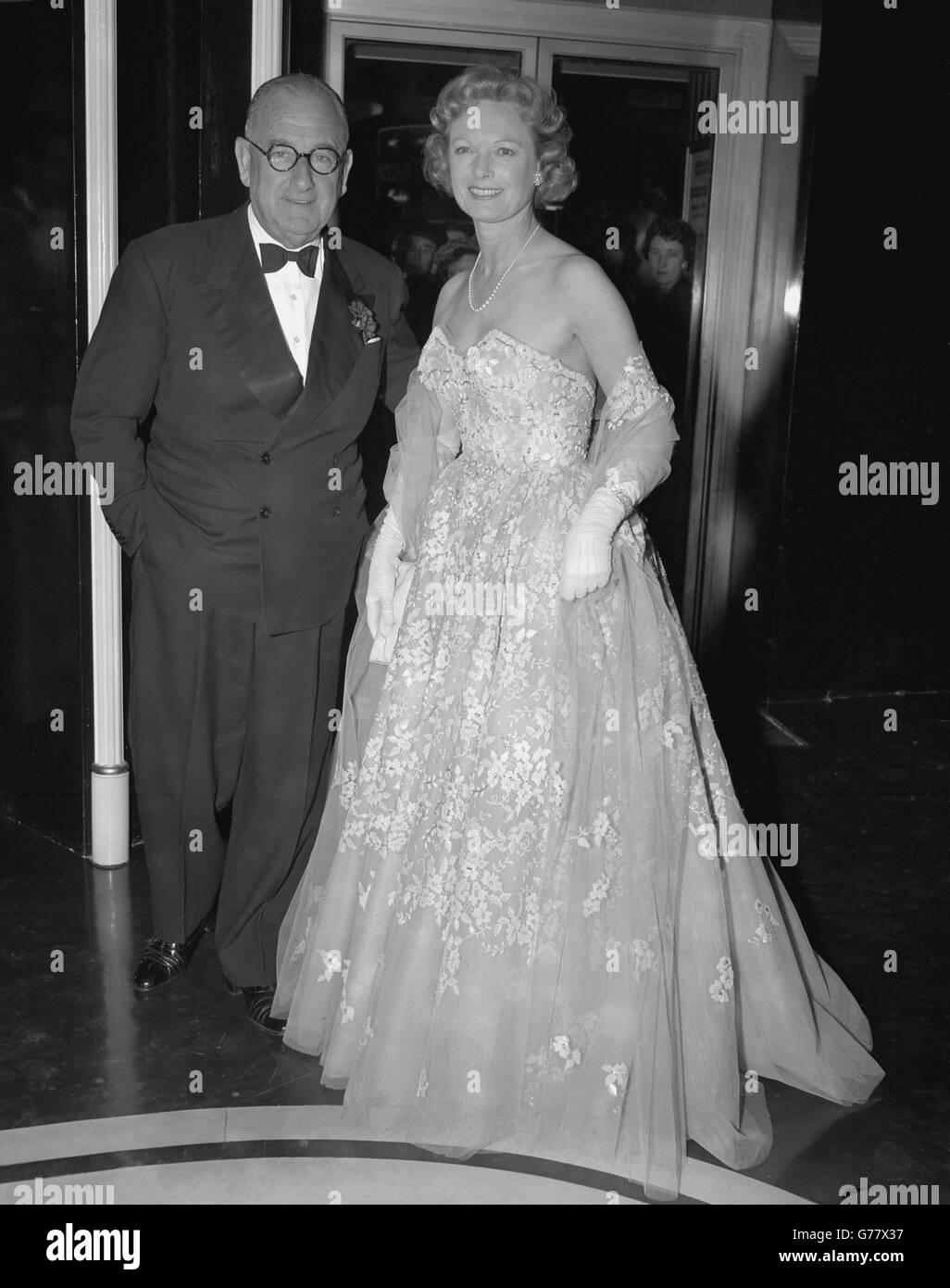 Anna Neagle und Ehemann Herbert Wilcox bei der Eröffnung des Talk of the Town, dem neuen Theater-Restaurant, das im ehemaligen Londoner Hippodrom eröffnet wurde. Die neue Ergänzung des Londoner Nachtlebens zielt darauf ab, Familienabende mit Abendessen, Tanz und Floor-Shows zu bieten. Stockfoto