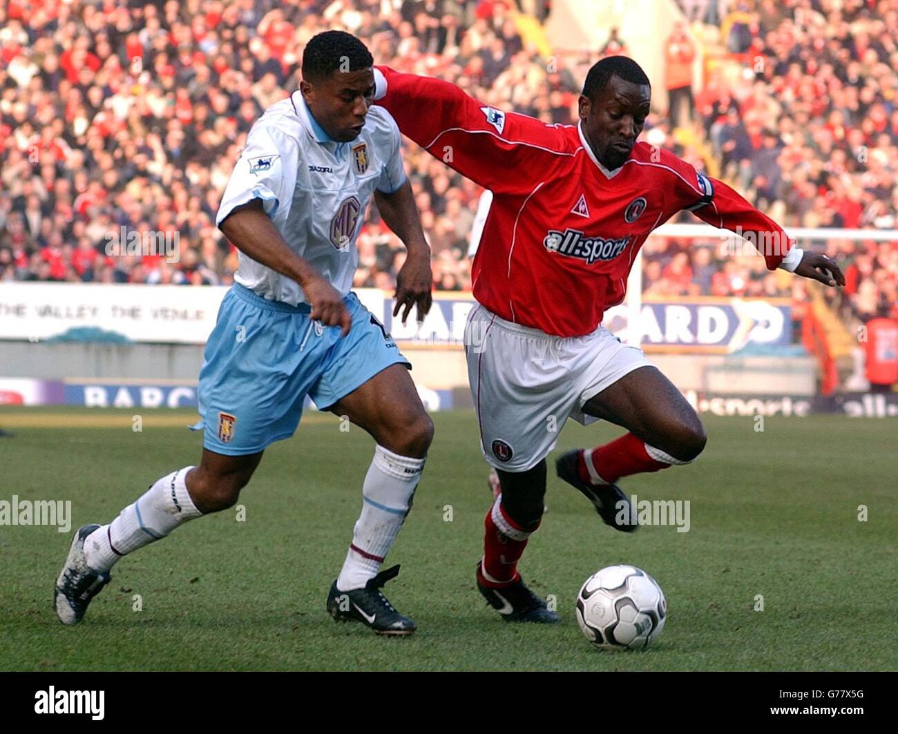 Action von Chris Powell von Charlton Athletic und Ulises De la Cruz von Aston Villa während ihres FA-Barclaycard-Premiership-Spiels auf Charlton's The Valley Ground. Stockfoto