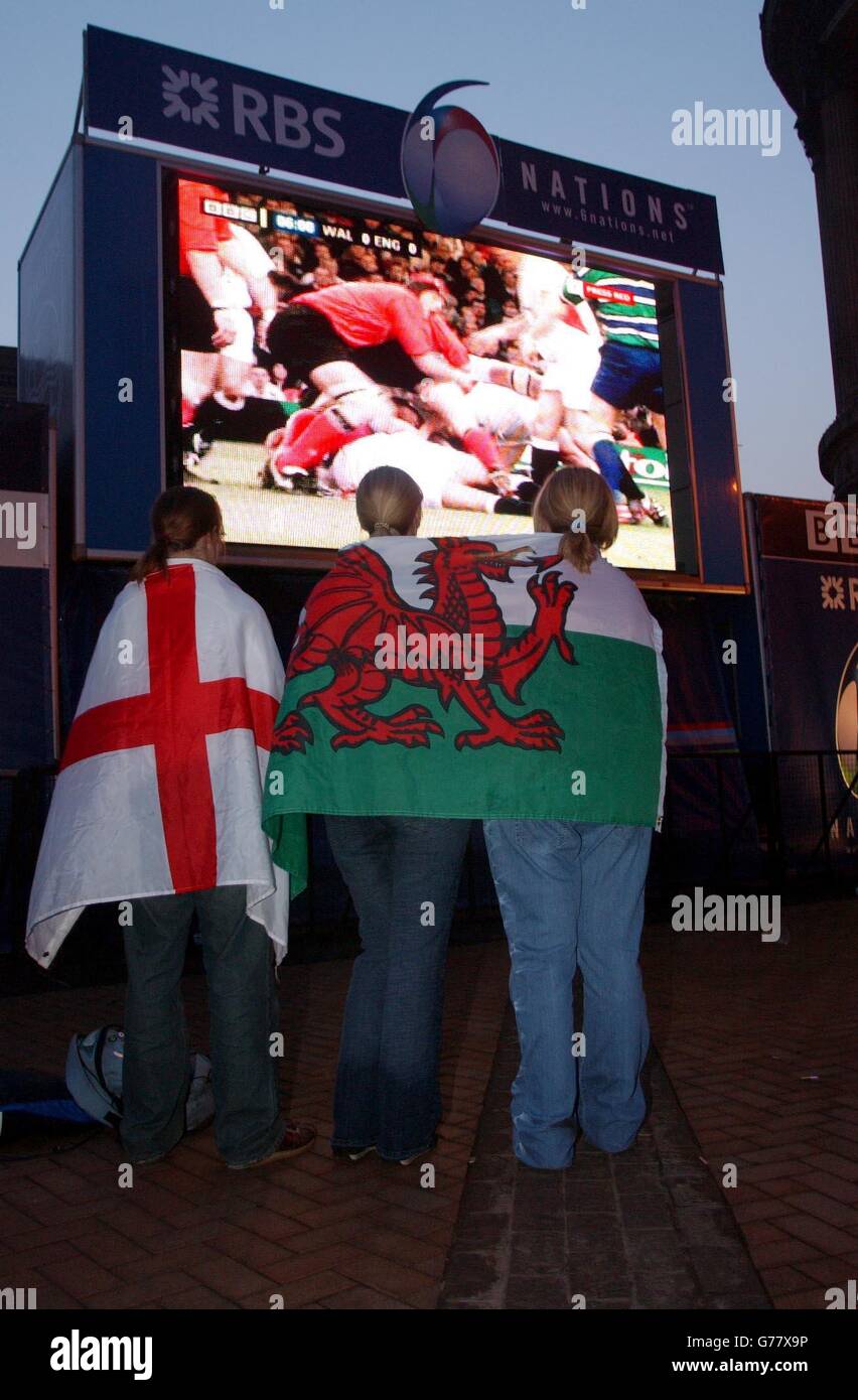 Walisische Fans auf dem Victoria Square in Birmingham beobachten das RBS 6 Nations-Spiel zwischen Wales und England. Stockfoto