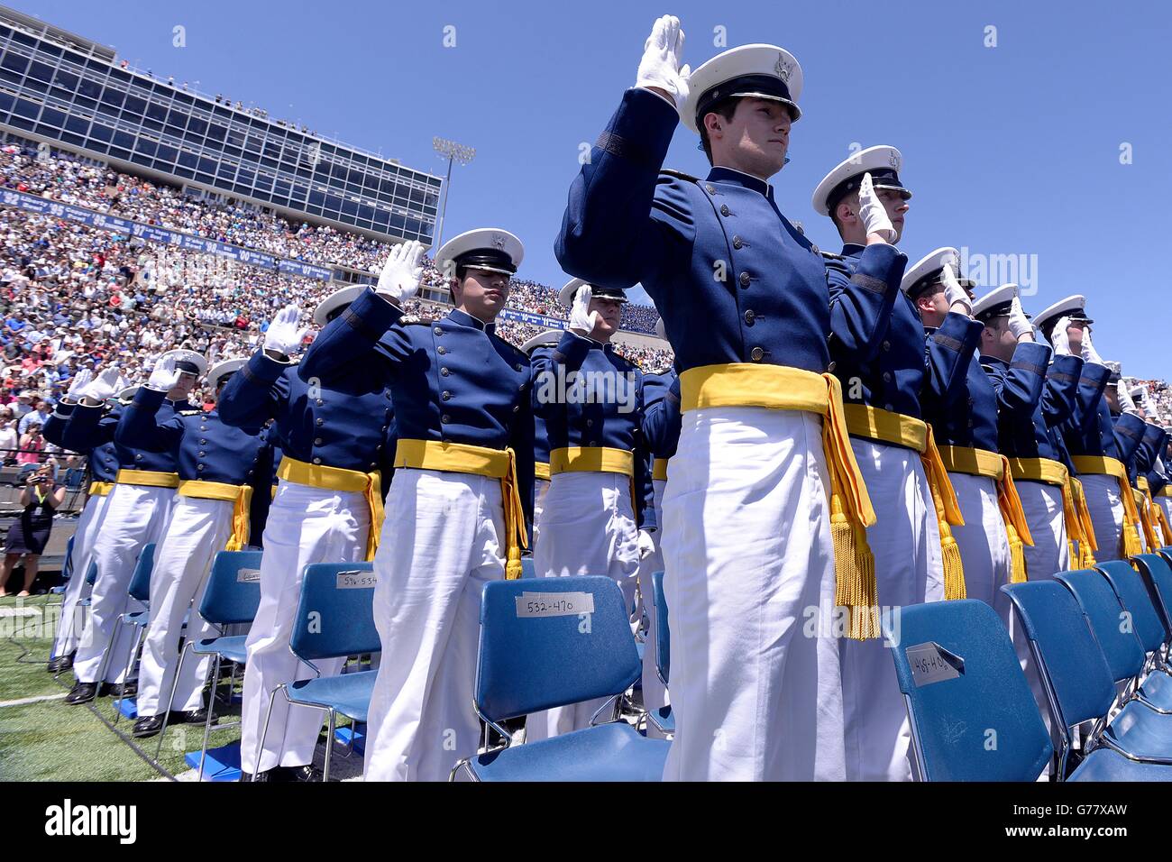 Kadetten der US Air Force Academy stehen und den Eid als Offiziere der Luftwaffe während der Abschlussfeier im Falcon Stadium 2. Juni 2016 in Colorado Springs, Colorado. Stockfoto