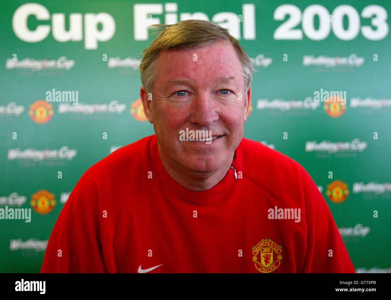 Sir Alex Ferguson, Manager von Manchester United, spricht während einer Pressekonferenz auf dem Trainingsgelände in Carrington, Manchester, vor dem Worthington-Cup-Finale gegen Liverpool in Cardiff. Stockfoto