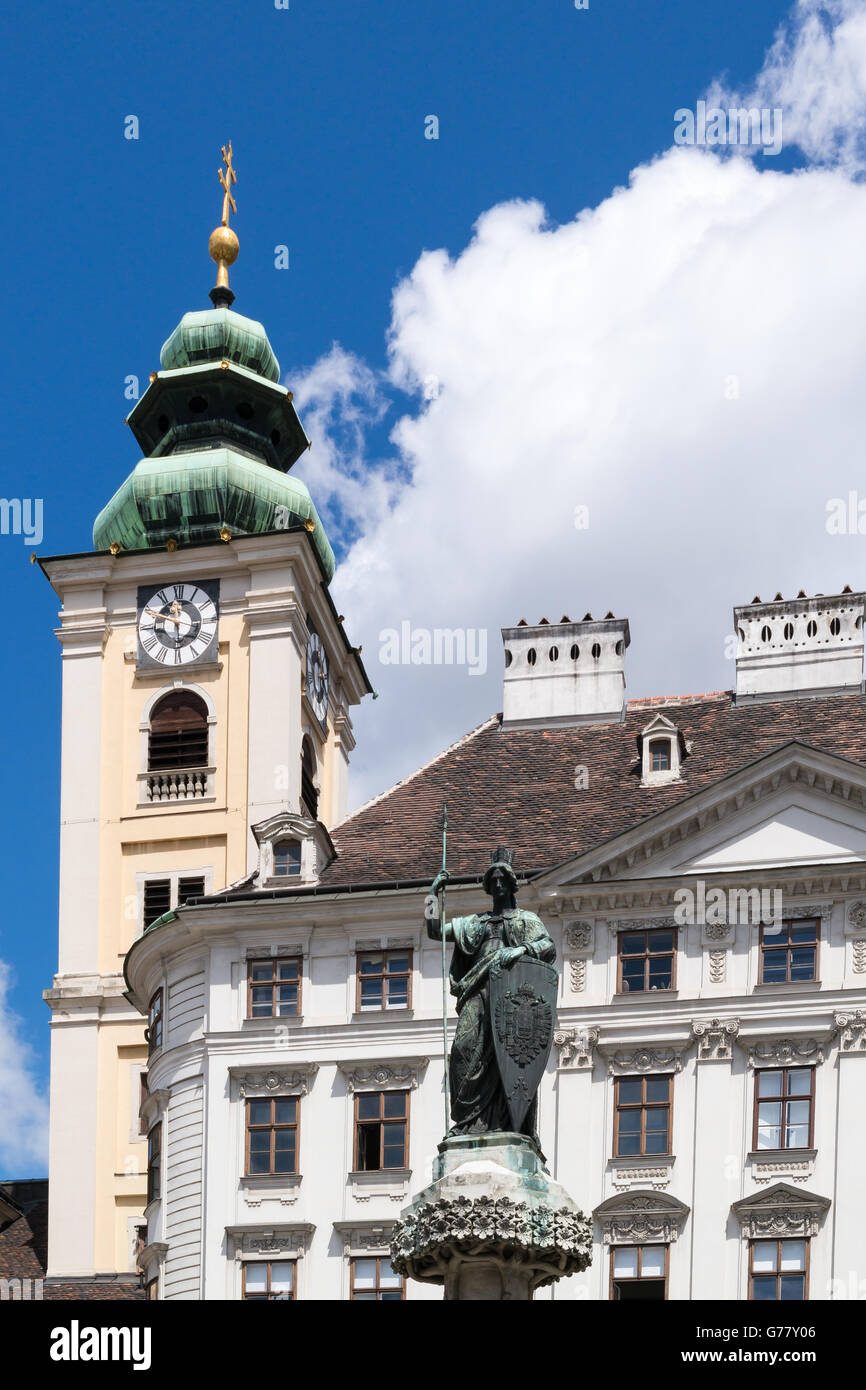 Turm der schottischen Abbey und oben auf Gebäude und Brunnen auf Freyung-Stadtplatz in der Altstadt von Wien, Österreich Stockfoto