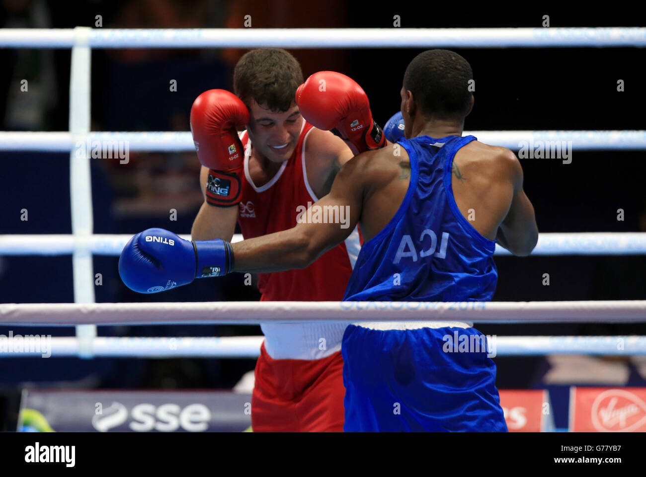 Der Engländer Scott Fitzgerald ist während der Welter-Runde der Männer (69kg) von 32 in der Emirates Arena während der Commonwealth Games 2014 in Glasgow gegen Ron Bastien (rechts) von St. Lucia im Einsatz. DRÜCKEN SIE VERBANDSFOTO. Bilddatum: Freitag, 25. Juli 2014. Siehe PA Story COMMONWEALTH Boxing. Bildnachweis sollte lauten: Peter Byrne/PA Wire. RESTICTIONS: Nur zur redaktionellen Verwendung. Keine kommerzielle Nutzung. Keine Videoemulation. Stockfoto