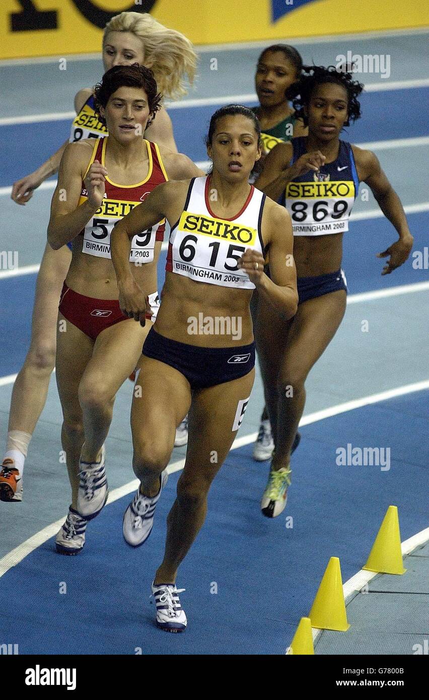 Die britische Jo Fenn (vorne) führt ihre 800 Meter Hitze bei der 9. IAAF World Indoor Championship in der National Indoor Arena in Birmingham an. Stockfoto