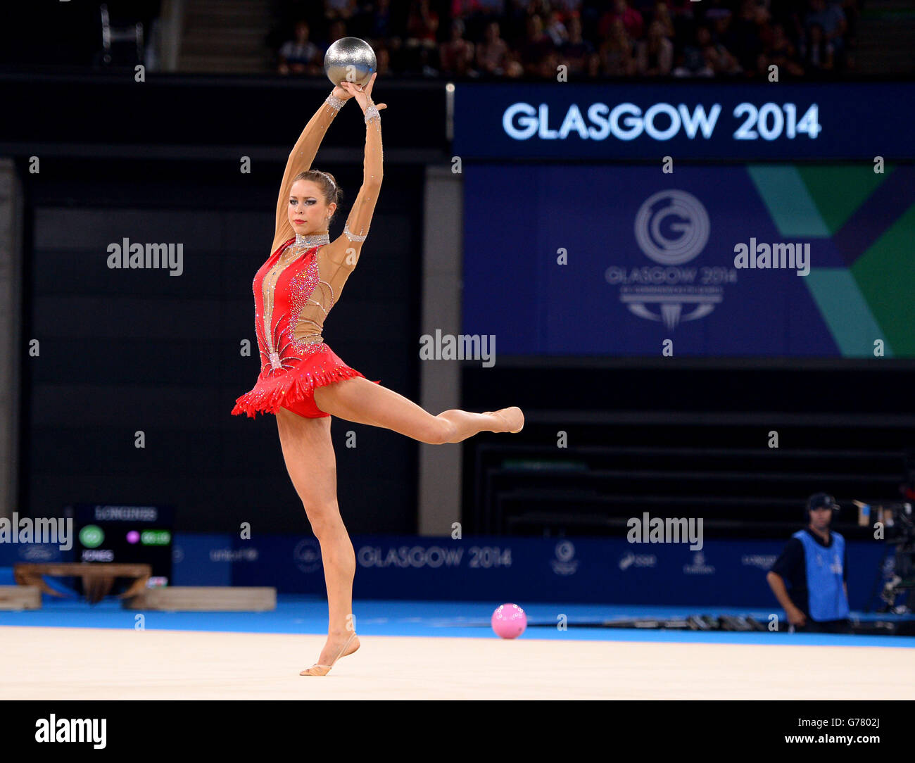 Die walisische Spielerinnen-Spielerinnen-Spielerinnen-Spielerinnen-Spielerinnen-Spielerinnen-Rhythmic Gymnastics Individual Ball Final beim SSE Hydro während der Commonwealth Games 2014 in Glasgow nimmt sie am Wettbewerb Teil. Stockfoto