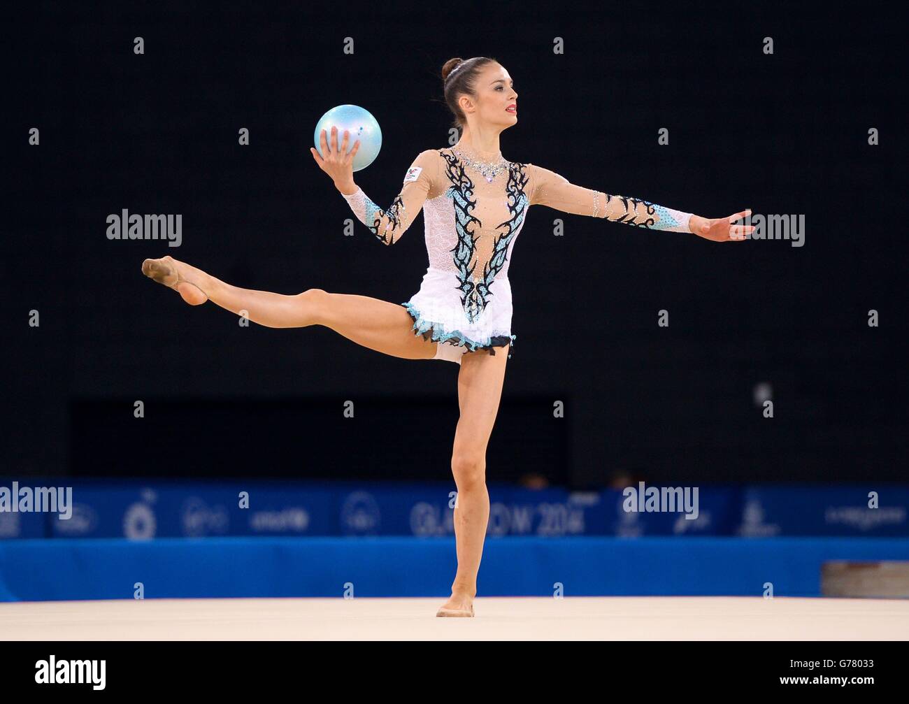 Laura Halford aus Wales tritt im Rhythmic Gymnastics Individual Ball Final beim SSE Hydro während der Commonwealth Games 2014 in Glasgow an. Stockfoto