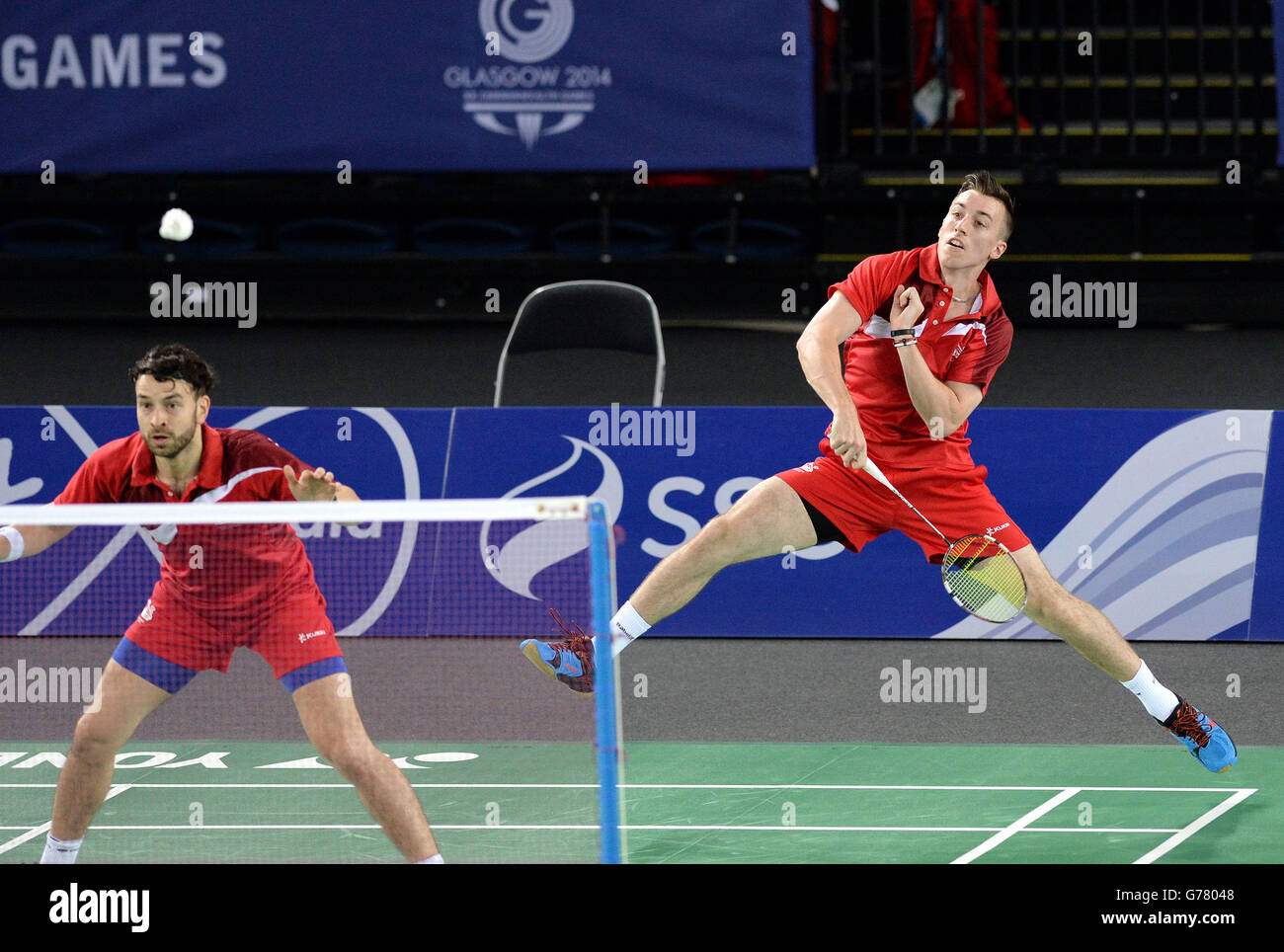 Die Engländer Peter Mills (hinten) und Chris Langridge in einem Gruppenspiel im Badminton in der Emirates Arena während der Commonwealth Games 2014 in Glasgow. Stockfoto