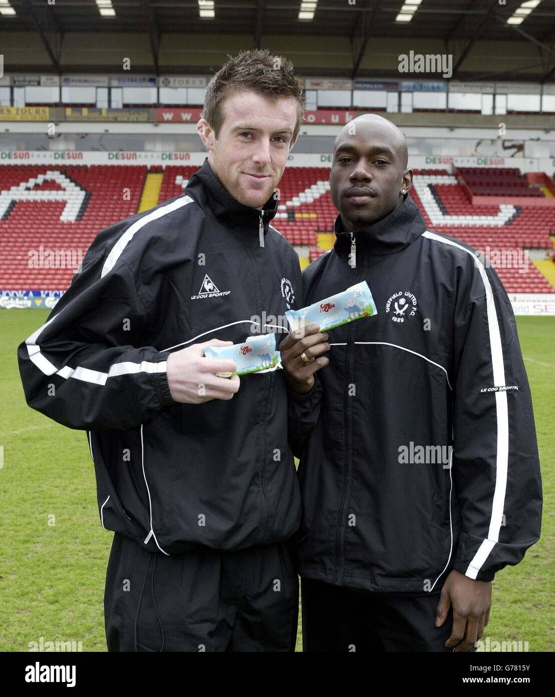 Michael Tonge von Sheffield United (links) und Steve Kabba bei einer Fotoaufnahme auf ihrem Bramall Lane Ground, wo sie zum ersten Mal die geheime Zutat hinter den herausragenden Leistungen der Spieler enthüllten - Cow & Gate Babyfood. Das Team wird am Sonntag im Halbfinale des FA Cup den Premiership-Meister Arsenal treffen. Stockfoto