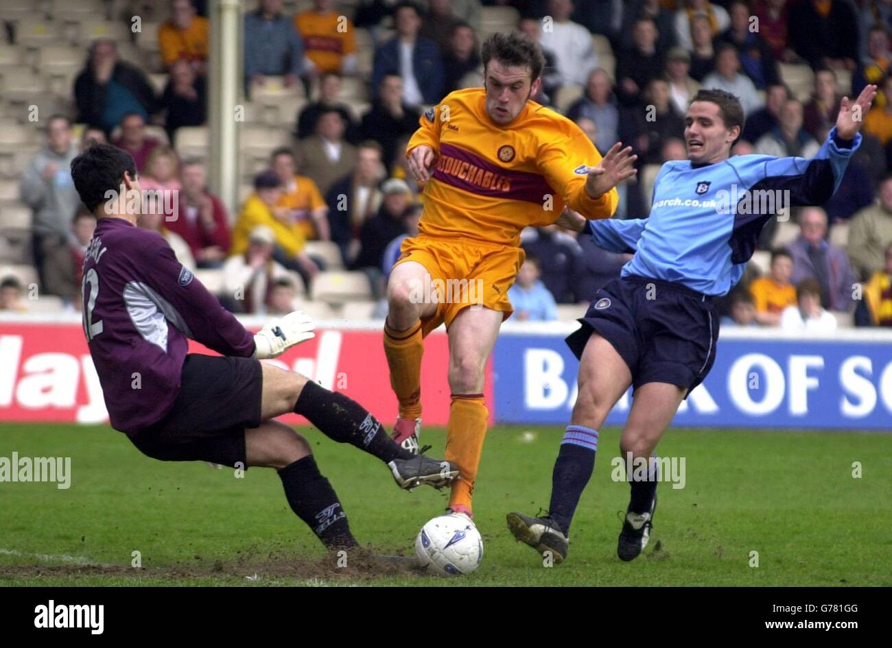 James McFadden von Motherwell spielt beim Bank of Scotland Scottish Premiership-Spiel in Fir Park, Motherwell, zwischen Torhüter und Verteidiger von Dundee United, um Motherwell das einzige Tor zu schießen. Motherwell wurde 1-2 von Dundee geschlagen. Stockfoto