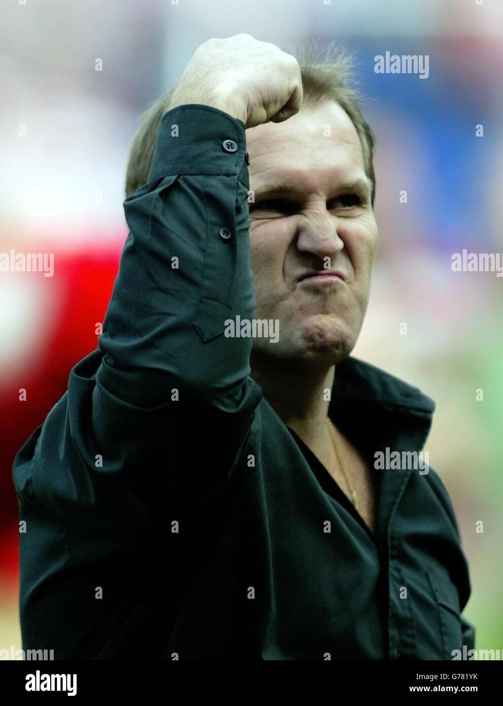 Wigan-Trainer Stuart Raper feiert den Sieg seines Teams gegen die lokalen Rivalen St Helens während ihres Tetley's Super League-Spiels im JJB Stadium, Wigan. Stockfoto