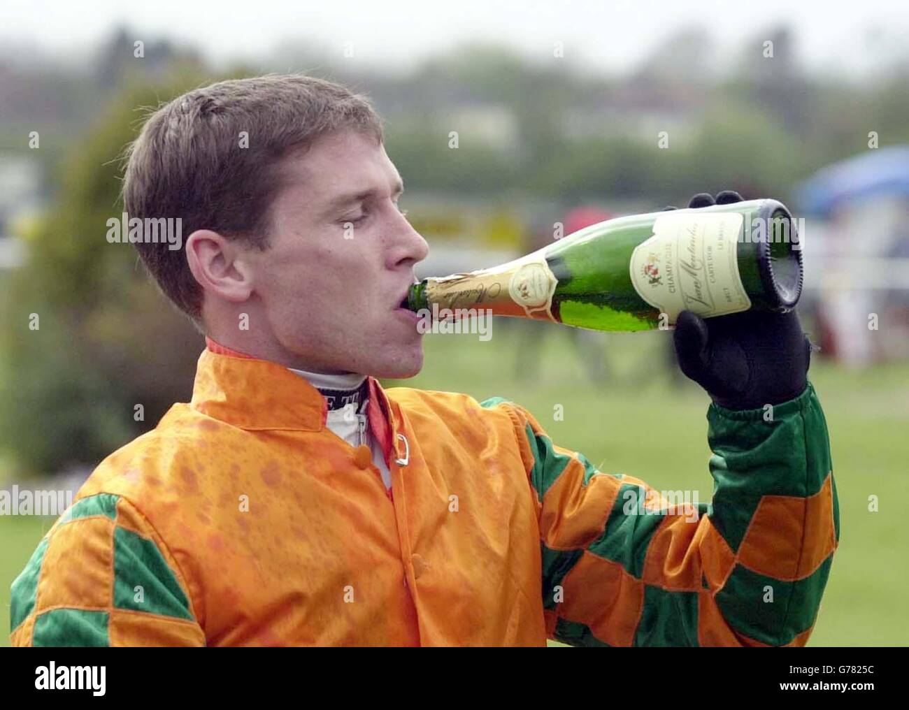Richard Johnson feiert mit etwas Champagner nach seinem 1000. Karrieresieger, der in der Maiden-Hürde von Claydon Horse in Stratford auf Quedex gewonnen wurde. Stockfoto