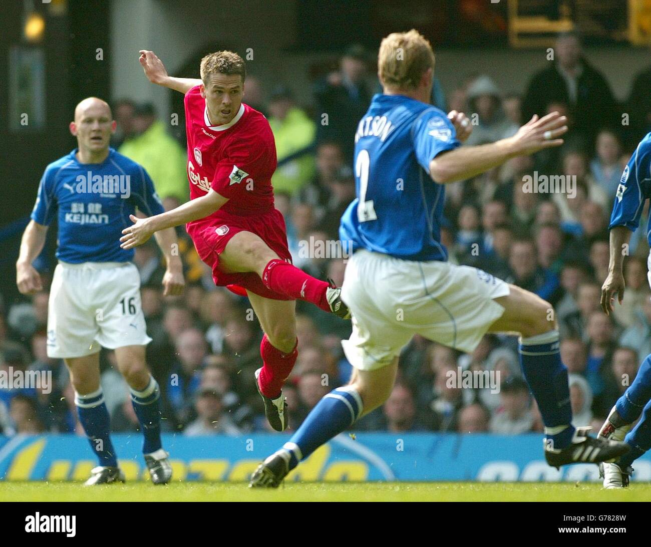 Liverpools Michael Owen schießt und schießt gegen Everton, während des Barclaycard Premiership Spiels im Goodison Park, Liverpool. Stockfoto