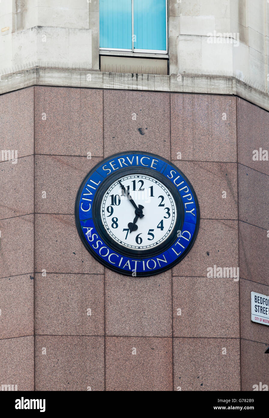 Uhr auf dem Gelände des alten Civil Service Store, The Strand, London, UK Stockfoto