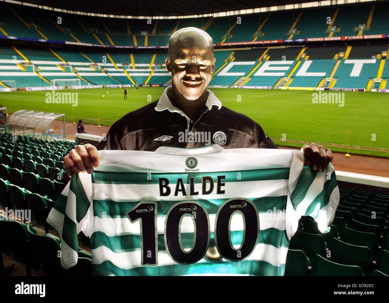 Celtic-Verteidiger Bobo Balde im Celtic Park, Glasgow, mit einem der 100 neuen Clubstreifen, die er in seiner Heimat Guinea aushändigen soll. Mehr als 45,000 Fans haben bereits das neueste Shirt der Parkhead-Seite gekauft und Balde hat dazu beigetragen, indem er je 35 für die Tops zahlte. Er wird Guinea im Juni besuchen, wenn die Saison zu Ende geht und Celtic ihr UEFA-Pokalfinale gegen Porto gespielt hat, wo er die Tops an Jugendliche in der Hauptstadt Conakry und seiner Heimatstadt Labe aushändigen wird. Stockfoto