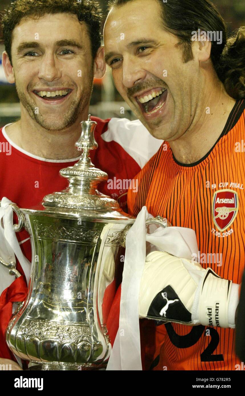 David Seaman (R) und Martin Keown von Arsenal beim FA Cup nach ihrem Sieg 1-0 über Southampton beim FA Cup Finale im Millennium Stadium in Cardiff. Stockfoto