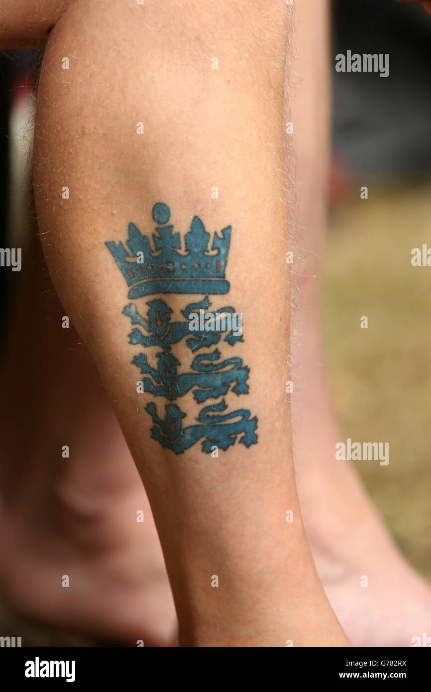 Cricket - Royal London One Day Cup - Surrey / Glamorgan - Guildford Cricket Club. Detail eines England Three Lions Tattoo Stockfoto