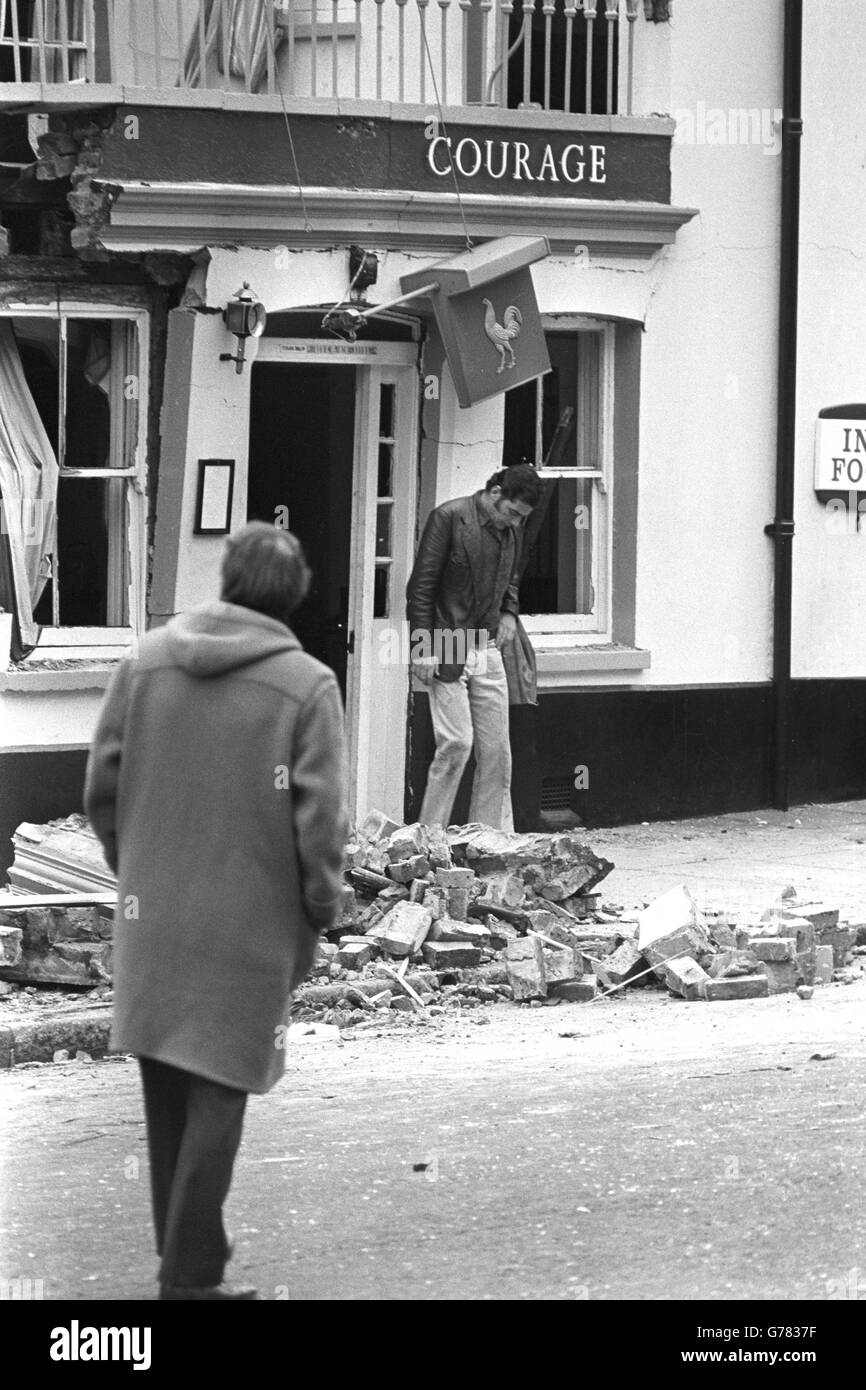 Alan Bristow, amtierender Manager des öffentlichen Hauses Horse and Groom in der North Street, inspiziert den Bombenschaden. Stockfoto