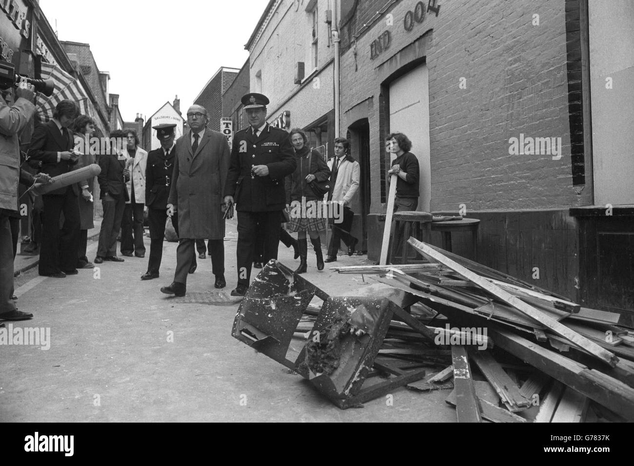 Der Innenminister Roy Jenkins (l.) verlässt in Begleitung von Peter Matthews, dem Chief Constable von Surrey, das öffentliche Haus der Sieben Sterne, eines der in Guildford bombardierten Pubs. Stockfoto