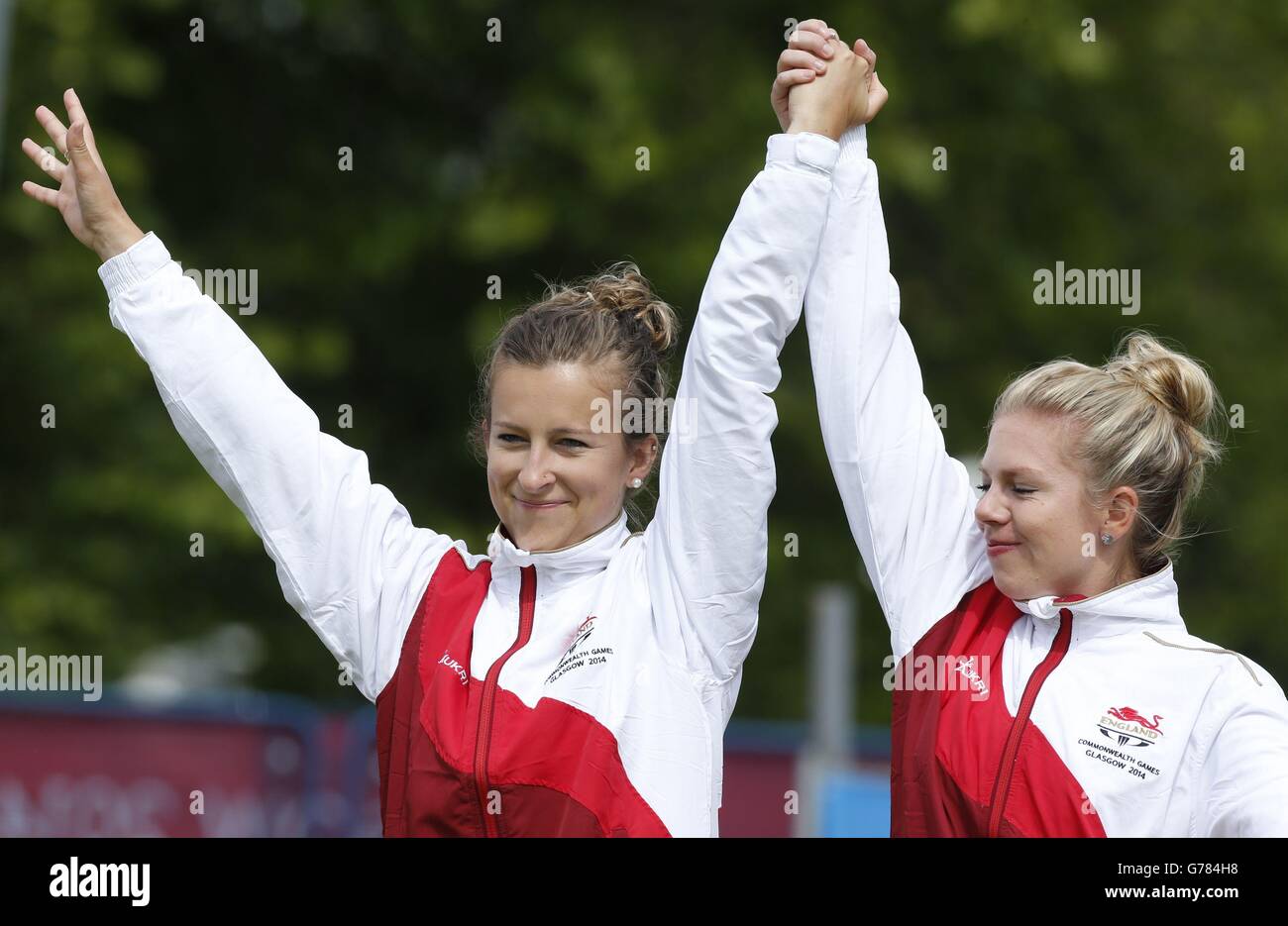 England skip Natalie Melmore (links) und Jamie-Lea Winch feiern im Kelvingrove Lawn Bowls Center, während der Commonwealth Games 2014 in Glasgow, die Aufnahme von Splittern in den Frauenpaaren. Stockfoto