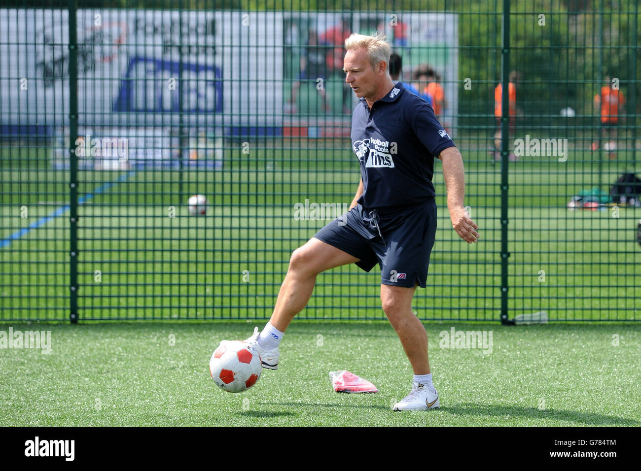 Botschafter John Beresford demonstriert Fußballfähigkeiten während der StreetGames Football Pools Fives im Walker Activity Dome, Newcastle. Stockfoto