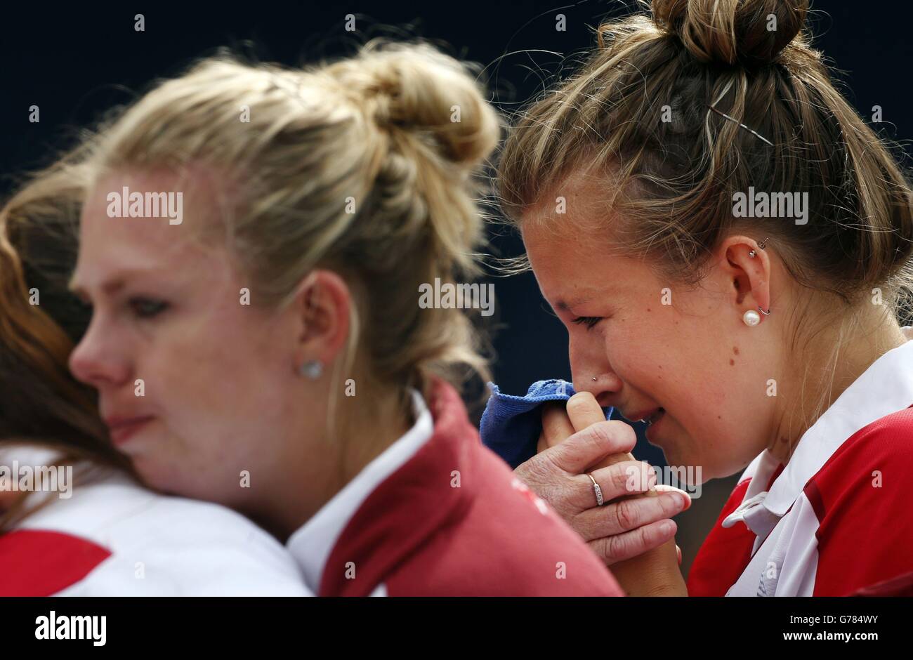 England skip Natalie Melmore (rechts) und Jamie-Lea Winch weinen, nachdem sie während der Commonwealth Games 2014 in Glasgow Splitter in den Frauenpaaren im Kelvingrove Lawn Bowls Center genommen haben. Stockfoto