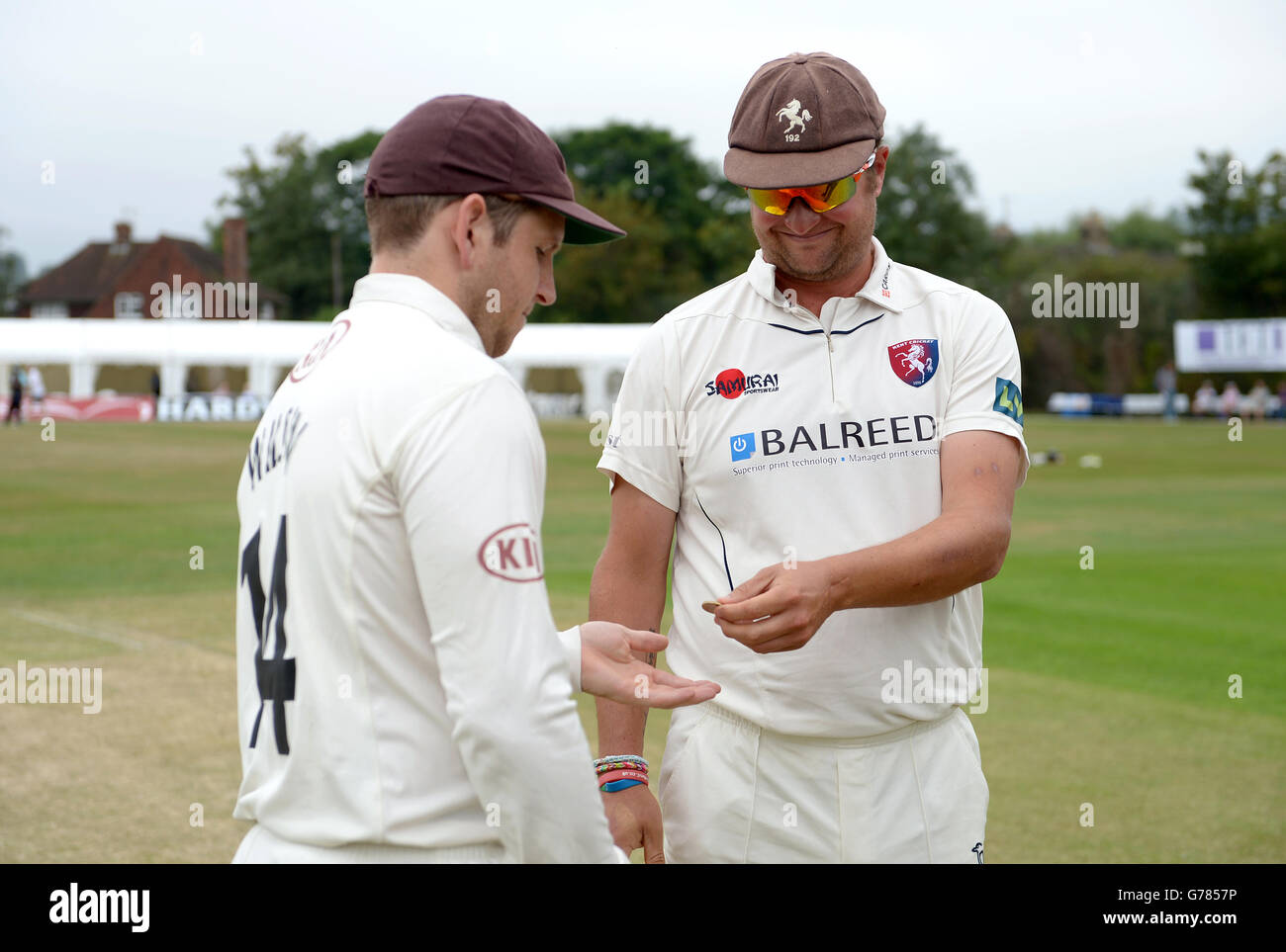 Cricket - LV= County Championship - Division Two - Day One - Surrey V Kent - The Sports Ground. Surrey-Kapitän Gary Wilson (links) und Kent-Kapitän Robert Key während des Wurfs Stockfoto