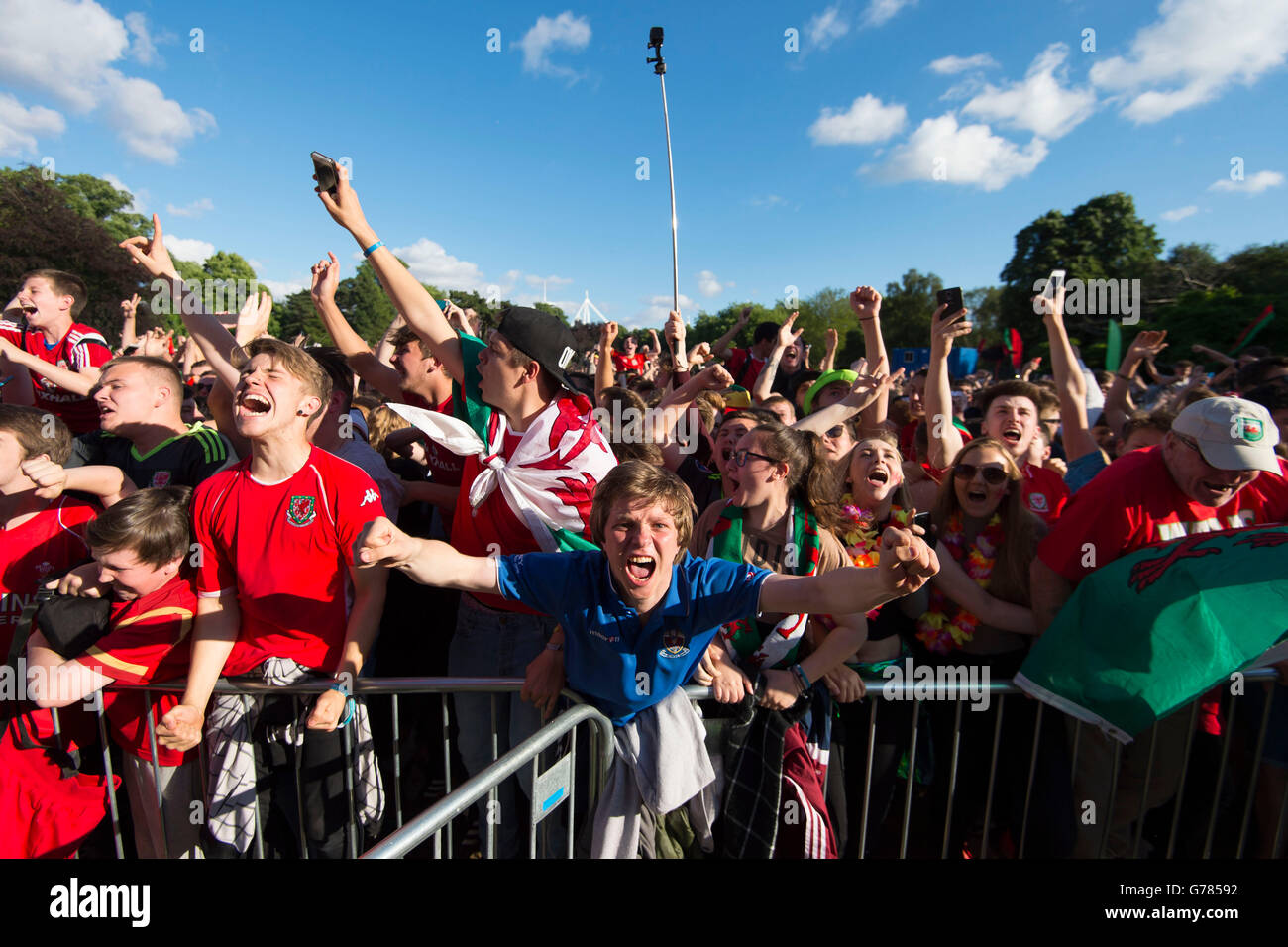 Walisischen Fußball-Fans feiern in der Cardiff-Fanzone in Coopers Feld, wie Wales Russland in das Endspiel der Euro 2016 Quartal schlagen. Stockfoto