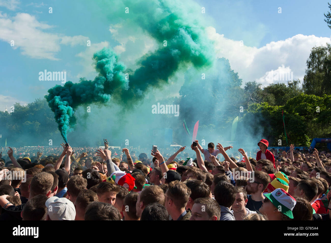 Walisischen Fußball-Fans feiern in der Cardiff-Fanzone in Coopers Feld, wie Wales Russland in das Endspiel der Euro 2016 Quartal schlagen. Stockfoto