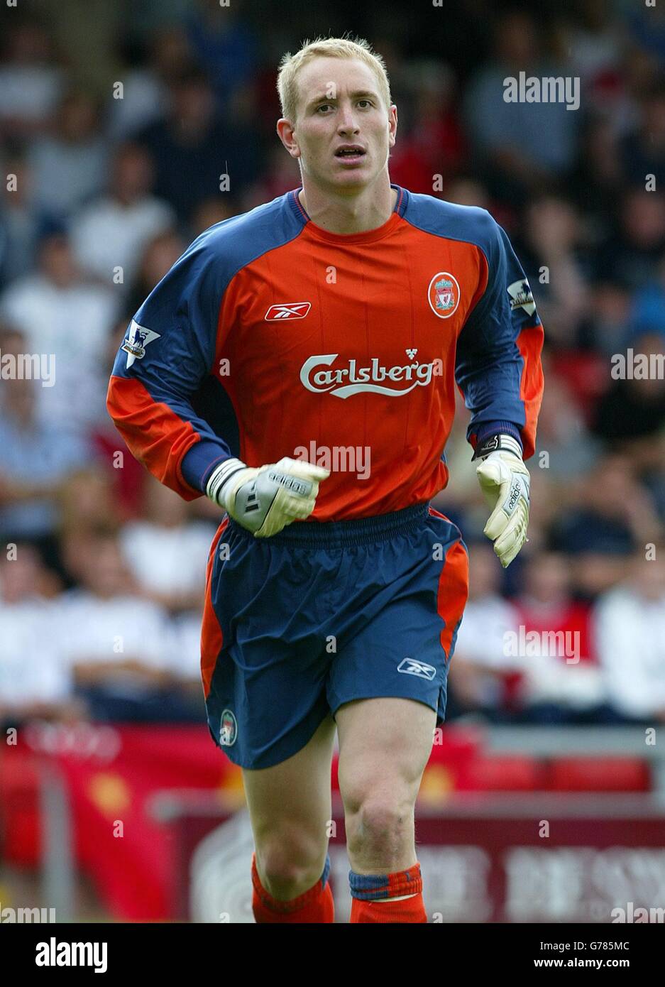 Liverpooler Torwart Chris Kirkland spielt sein erstes Spiel, seit er in der letzten Saison in einem Vorsaison-Freundschaftsspiel gegen Crewe in der Gresty Road, Crewe, eine Knieverletzung erlitten hat. 21/04/04: Liverpooler Torwart Chris Kirkland, der seine Angst vor einer weiteren, durch Verletzungen zerstörten Saison enthüllt hat und seine Chance auf einen Platz in Englands EM 2004-Kader ruiniert hat. Stockfoto