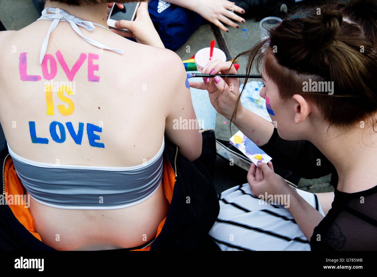 Pride London 2016. Trafalgar Square. Körper malen sagt: "Liebe ist Liebe". Stockfoto