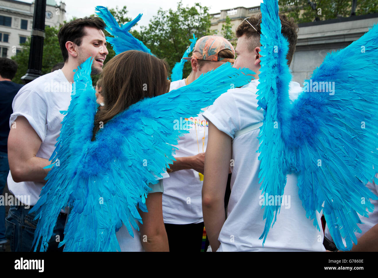 Pride London 2016. Trafalgar Square. Arbeiter von Barclays Bank (Sponsoren des Festivals) tragen Türkis Engelsflügel Stockfoto