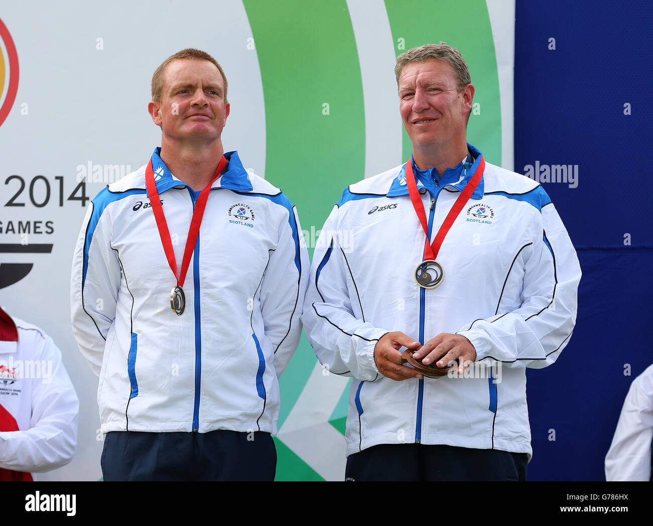 Die Schottlands Ian Shaw (rechts) und Angus McLeod, nachdem sie ihre Bronzemedaillen bei den Queen's Prize Pairs während der Commonwealth Games erhalten hatten. Bilddatum: Sonntag, 27. Juli 2014. Siehe PA Story COMMONWEALTH Shooting. Das Foto sollte lauten: Gareth Fuller/PA Wire. Stockfoto