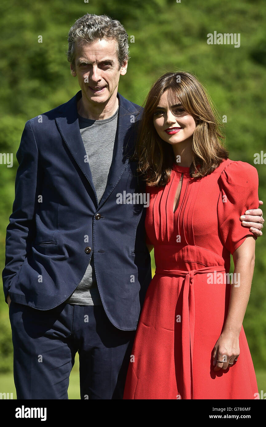 Dr. Who führt Peter Capaldi und Jenna Coleman zusammen zu Beginn der Welttournee in Cardiff Castle, Wales, um die Show zu promoten. Stockfoto