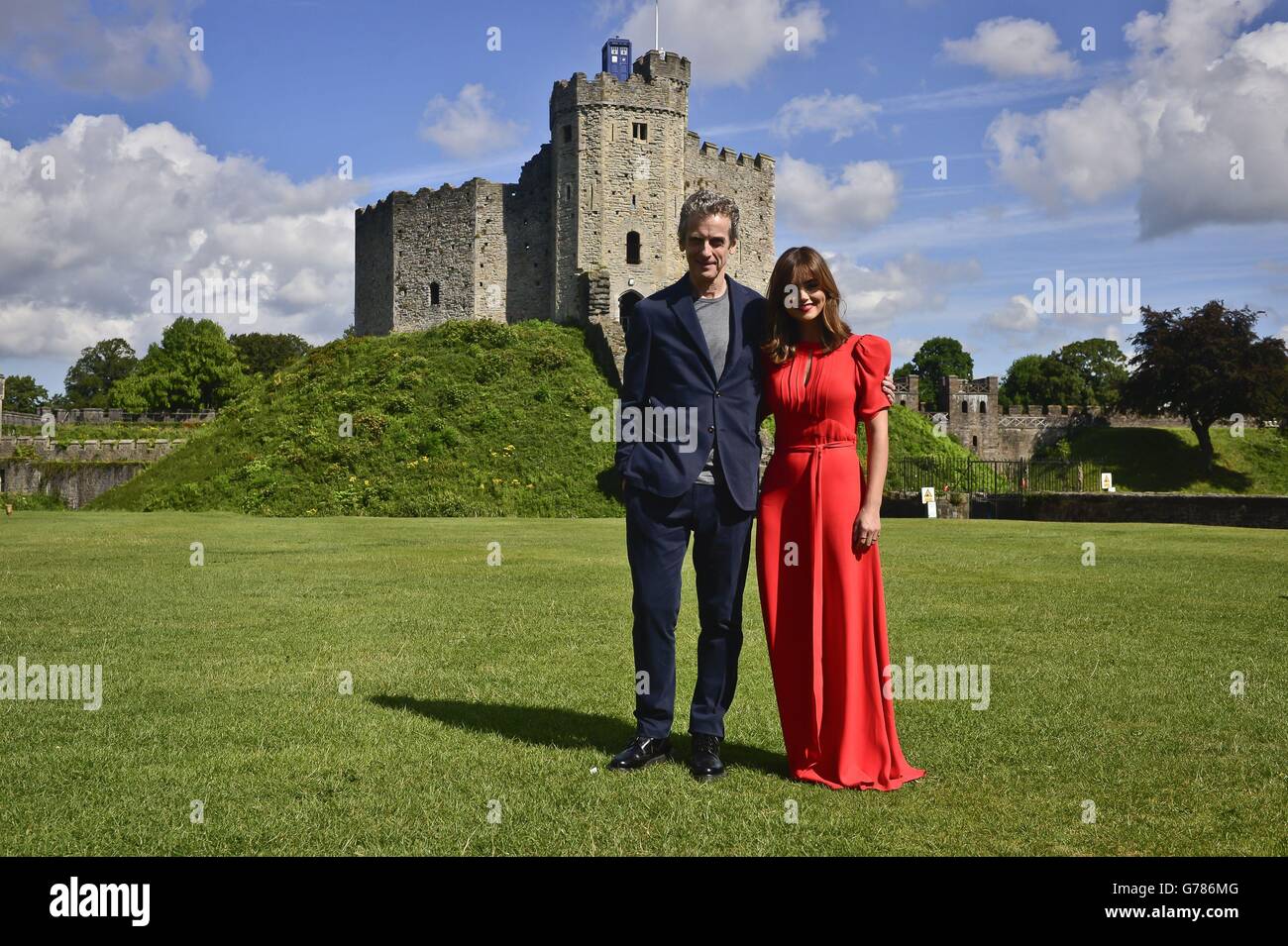 Dr. Who führt Peter Capaldi und Jenna Coleman zusammen zu Beginn der Welttournee in Cardiff Castle, Wales, um die Show zu promoten. Stockfoto