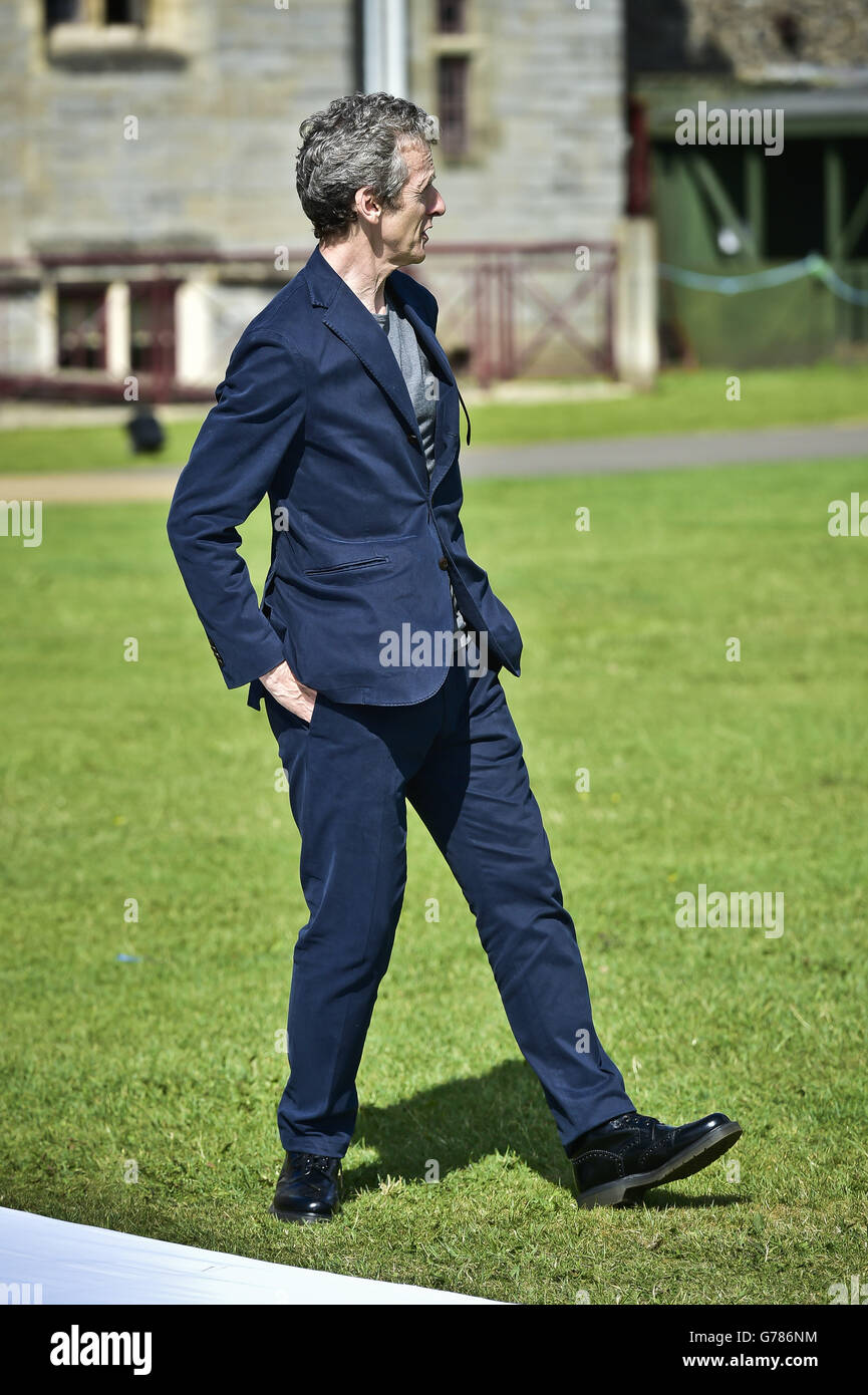 Dr. Who Star Peter Capaldi macht eine Pause von einer Fotosession und Jenna Coleman zusammen am Start der Welttournee in Cardiff Castle, Wales, um die Show zu promoten. Stockfoto