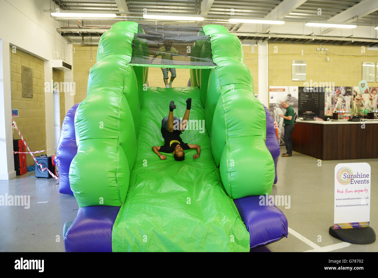 Cricket - Royal London One Day Cup - Surrey / Sussex - Kia Oval. Ein junger Surrey-Fan auf der Dino Bouncy Slide in der Lambeth Hall des Kia Oval Stockfoto