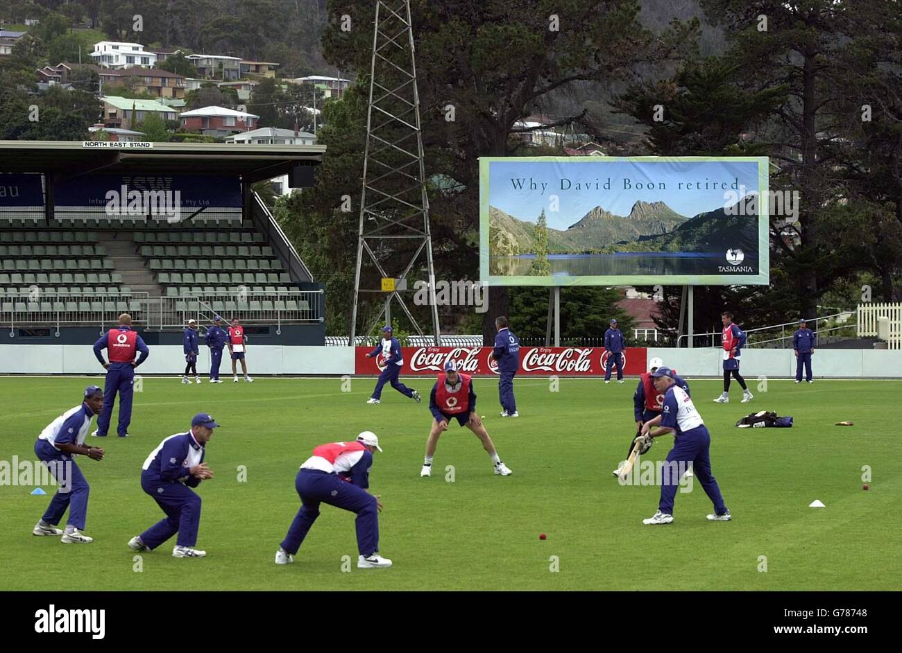 - KEIN KOMMERZIELLER GEBRAUCH: England übt seine Fangkünste im Bellerive Oval, Hobart, Tasmanien. Stockfoto