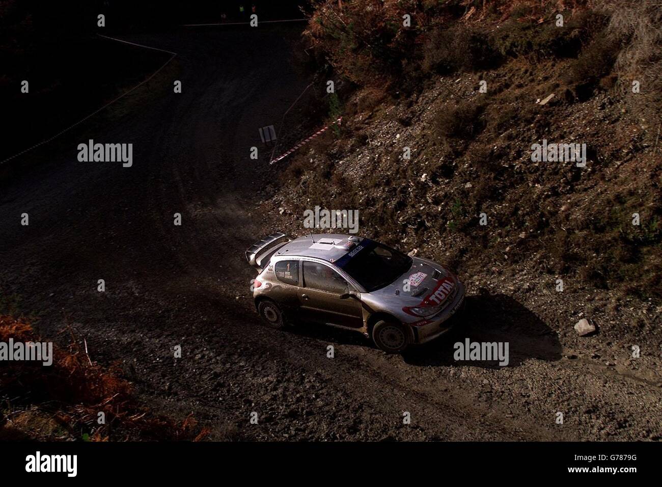 Richard Burns in seinem Peugeot 206 WRC auf der Trawcoed Special Stage der Network Q Rallye Großbritannien. Stockfoto