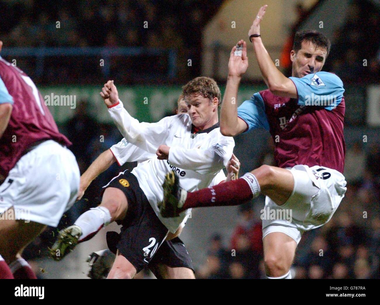 Ole Gunnar Solskjaer von man Utd wird von Ian Pearce von West Ham Utd bei einem seiner vielen Torversuche während ihres FA-Barclaycard-Premiership-Spiels auf dem Upton Park Ground von West Ham in London herausgefordert. Stockfoto