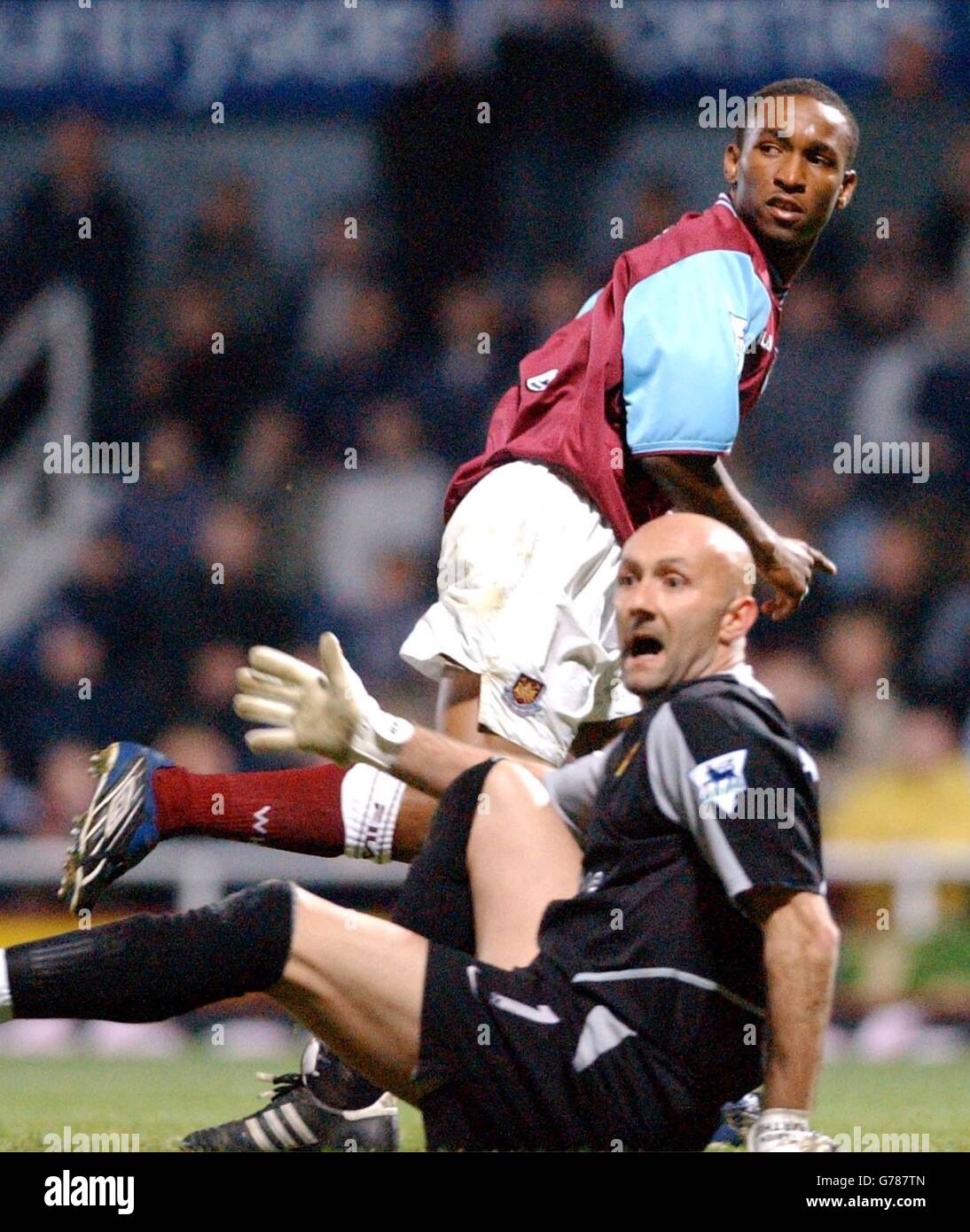 Manchester United Torwart Fabien Barthez appelliert für off-Seite als West Ham United Jermain Defoe feiert sein Tor während ihrer FA Barclaycard Premiership Spiel auf West Ham Upton Park Ground in London. Endstand West Ham 1 man Utd 1. Stockfoto