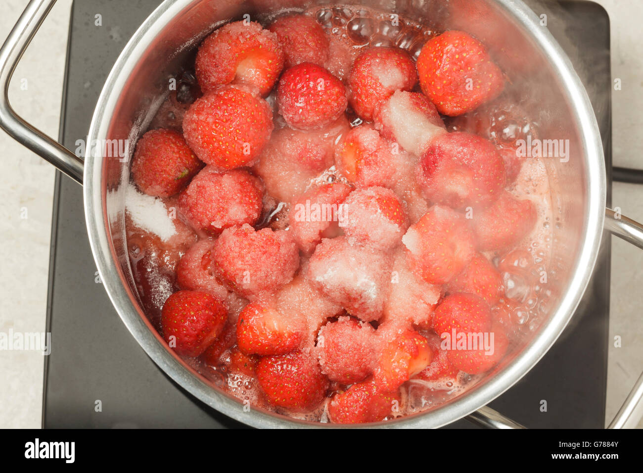 Erdbeeren und Zucker in einer Pfanne zur Herstellung von Marmelade Stockfoto