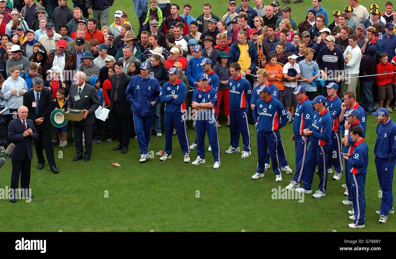 Der australische Premierminister John Howard (links) dankt dem englischen Team für das Spiel gegen seine Seite, die XI des Premierministers, im Manuka Oval in Canberra. 8..England verlor das Spiel, nachdem die XI des Premierministers, als Zweiter, die erste Innings-Punktzahl der Besucher von 152 mit zehn Überern überschritt. Stockfoto