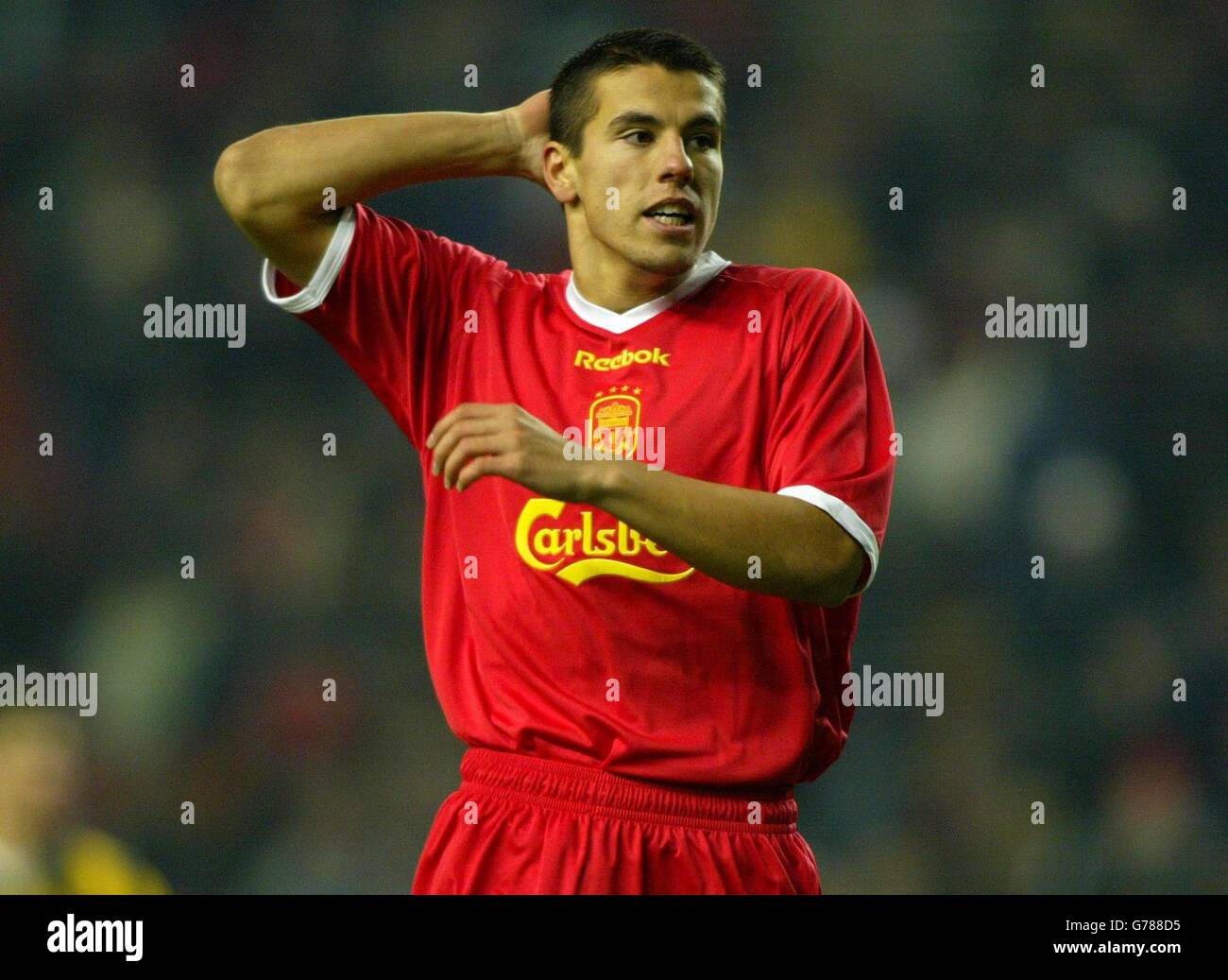 Liverpools Milan Baros hält seinen Kopf nach einer weiteren verpassten Chance gegen Vitesse Arnham, während ihres UEFA Cup 3. Runde, 2. Etappe, Spiel in Anfield, Liverpool. KEINE VERÖFFENTLICHUNG AUF IRGENDEINER WEBSITE WÄHREND DES SPIELS (EINSCHLIESSLICH HALBZEIT, ZUSÄTZLICHE ZEIT UND ELFMETERSCHIESSEN). Stockfoto