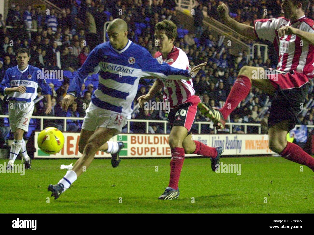 James Harper von Reading bereitet sich auf den Cross vor, nachdem er Jon Harley von Sheffield United während ihres Nationwide League Division One Spiels im Madejski-Stadion von Reading besiegt hatte. KEINE INOFFIZIELLE NUTZUNG DER CLUB-WEBSITE. Stockfoto