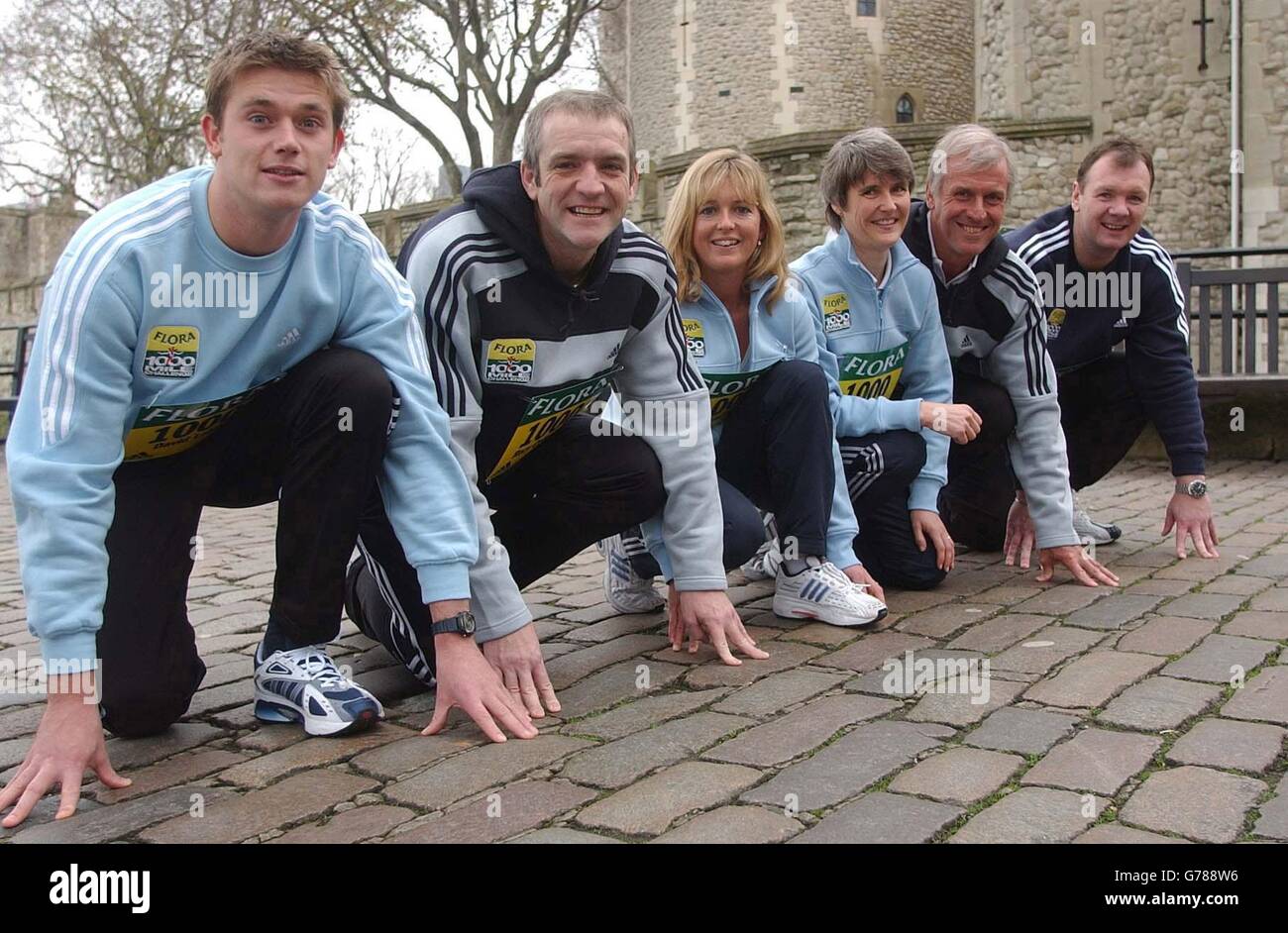 Teilnehmer der kommenden Flora One Thousand Mile Challenge (l-r) David Lake, 25, Rory Coleman, 40, aus Longeaton, Nottingham, Sharon Crombie-Hicks, 31, aus London, Sharon Gayter, 39, Paul Selby, 56, und Lloyd Scott, 41, während eines Presseanrufs im Tower of London. * die Läufer werden versuchen, 1000 Meilen in 1000 Stunden zwischen dem 2. März 2003 und dem Starttermin des Flora London Marathon laufen - 13. April 2003, in Hilfe der British Heart Foundation, Children with Leukeaemia, Outward Bound Shelter. Die Herausforderung (die gehen auf und ab der London Marathon-Kurs bis zur Distanz Stockfoto