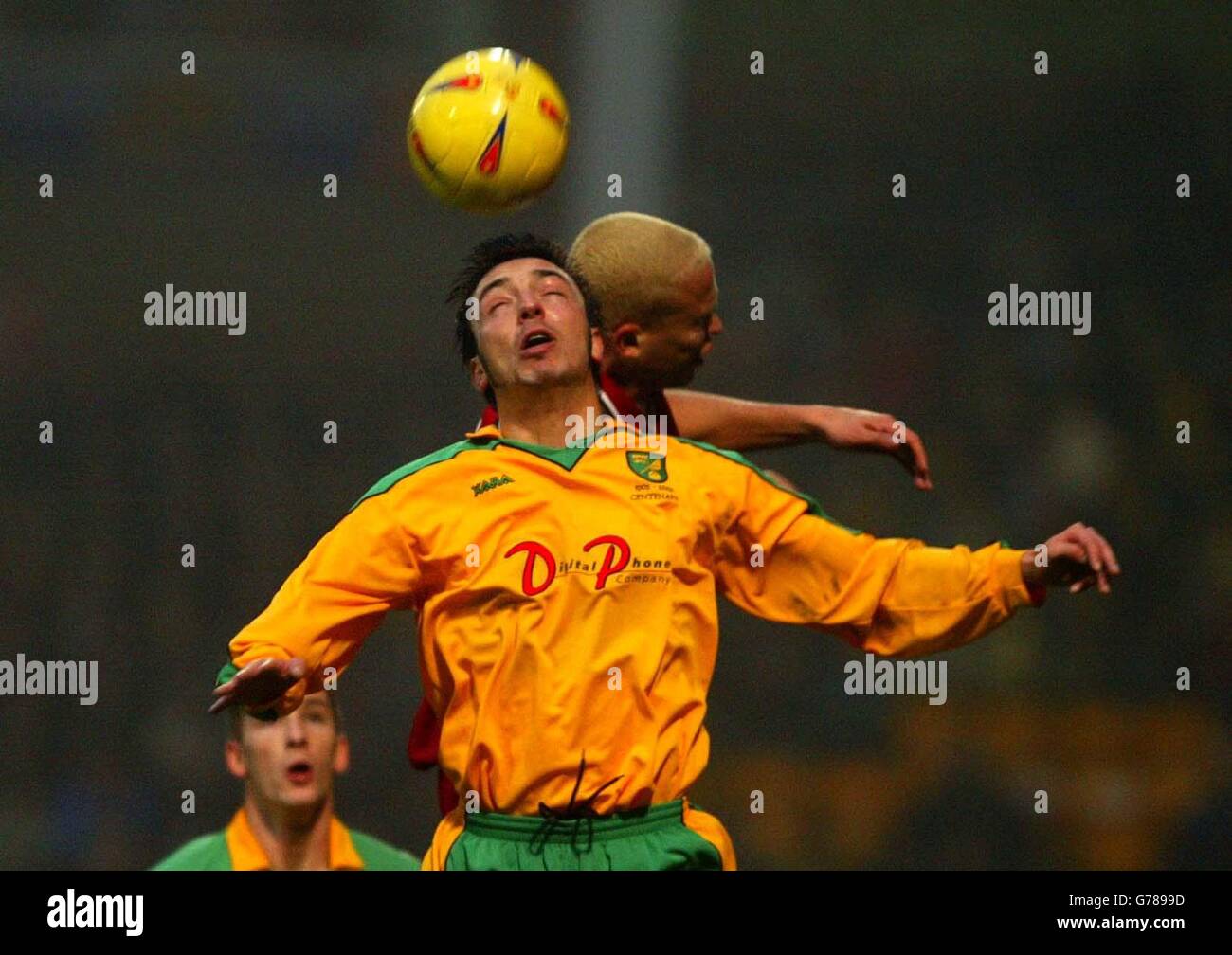 Norwich's Clint Easton (vorne) und Walsall's Junior springen für den Ball während ihres Nationwide Division One Matches auf Norwich's Carrow Road Ground. . Stockfoto