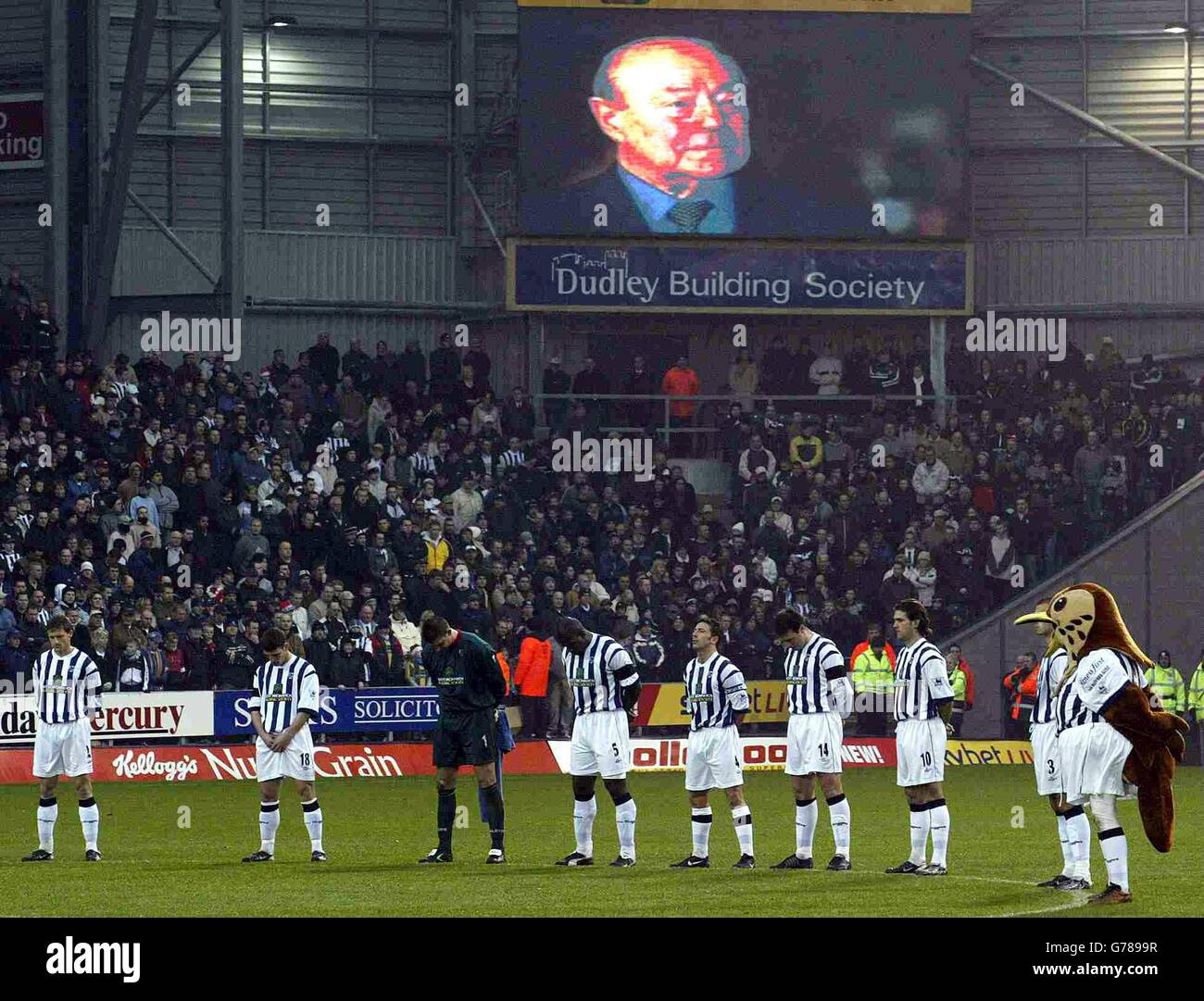 West Bromwich Albion Spieler beobachten eine Minuten Stille für Sir Bert Millichip, den ehemaligen Vorsitzenden des Fußballverbands und West Bromwich Albion Präsident, der Anfang dieser Woche starb, vor dem Beginn des FA Barclaycard Premiership Spiels gegen Sunderland im West Brom's The Hawthorns Ground. Stockfoto West Bromwich Albion Spieler beobachten eine Minuten Stille für Sir Bert Millichip, den ehemaligen Vorsitzenden des Fußballverbands und West Bromwich Albion Präsident, der Anfang dieser Woche starb, vor dem Beginn des FA Barclaycard Premiership Spiels gegen Sunderland im West Brom's The Hawthorns Ground. Stockfoto